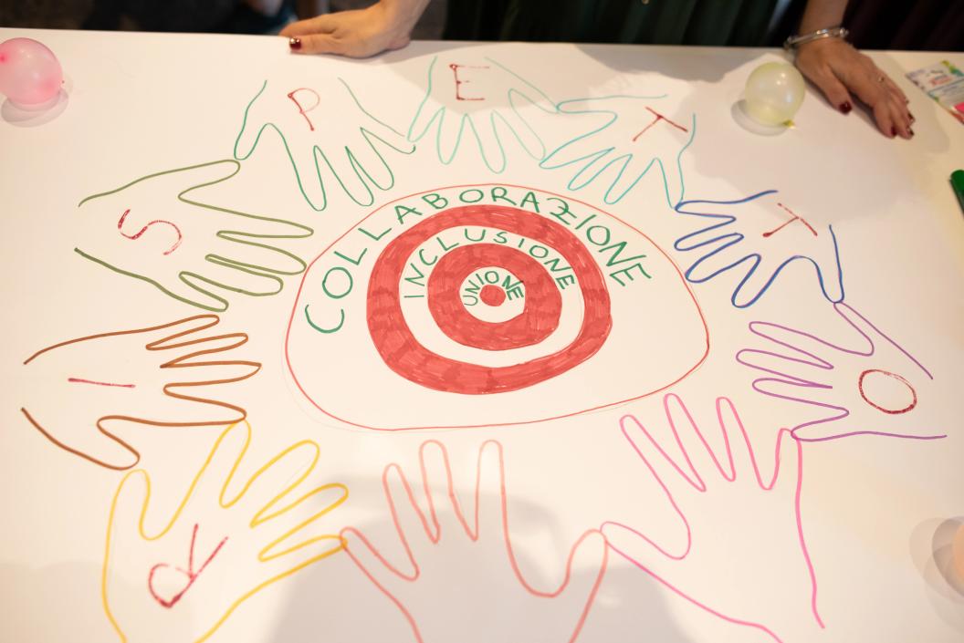 Un gruppo di persone che interagisce durante una conferenza