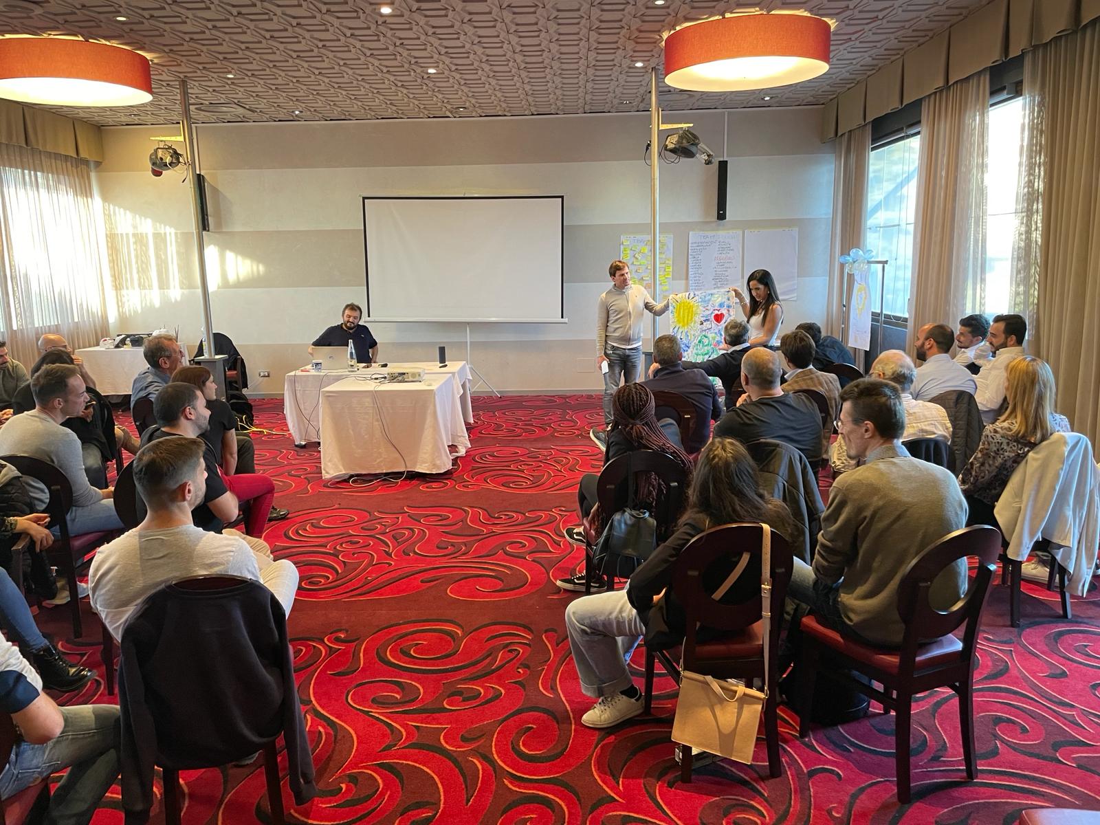 alcune persone sedute