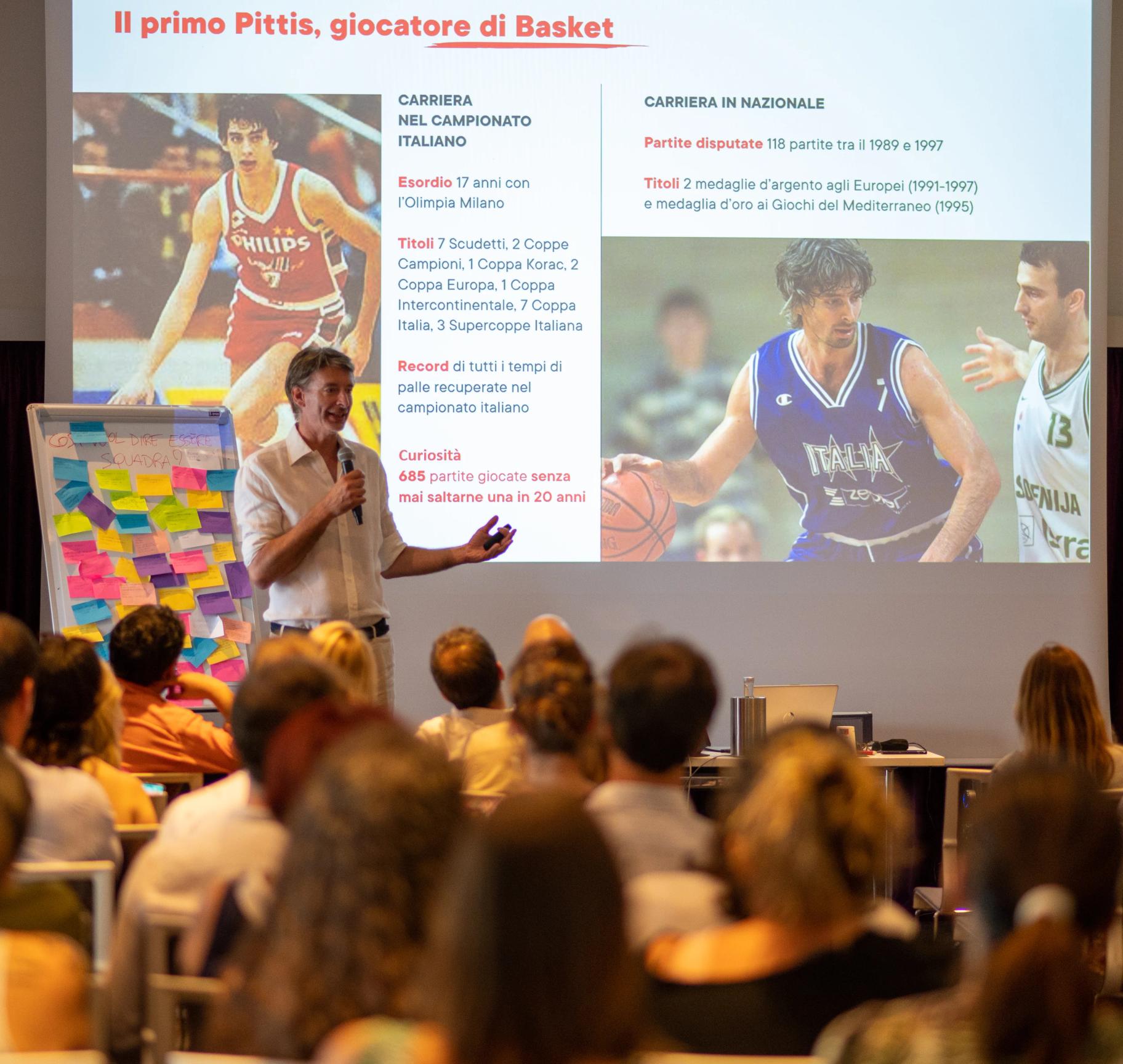 Uomo che parla su un palco davanti ad un pubblico