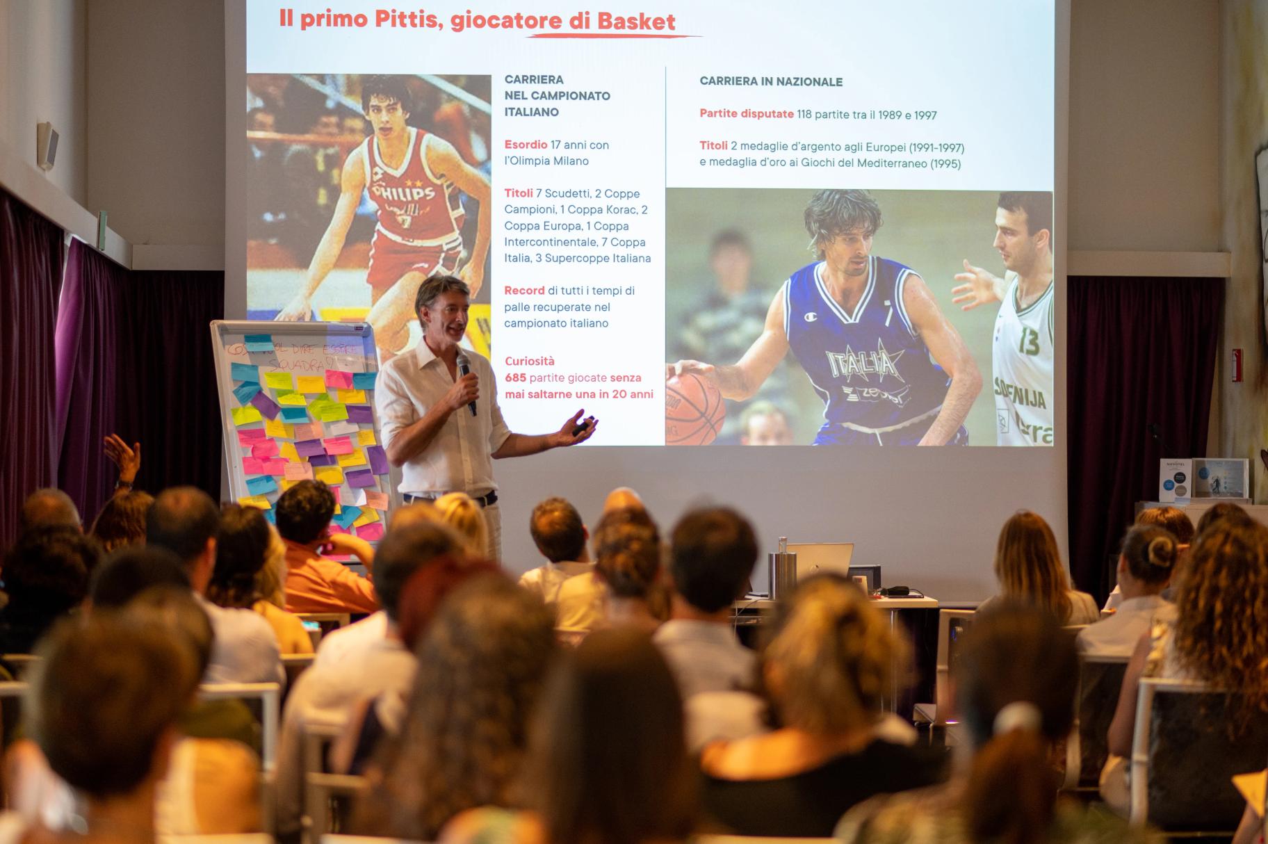 Uomo che parla su un palco davanti ad un pubblico