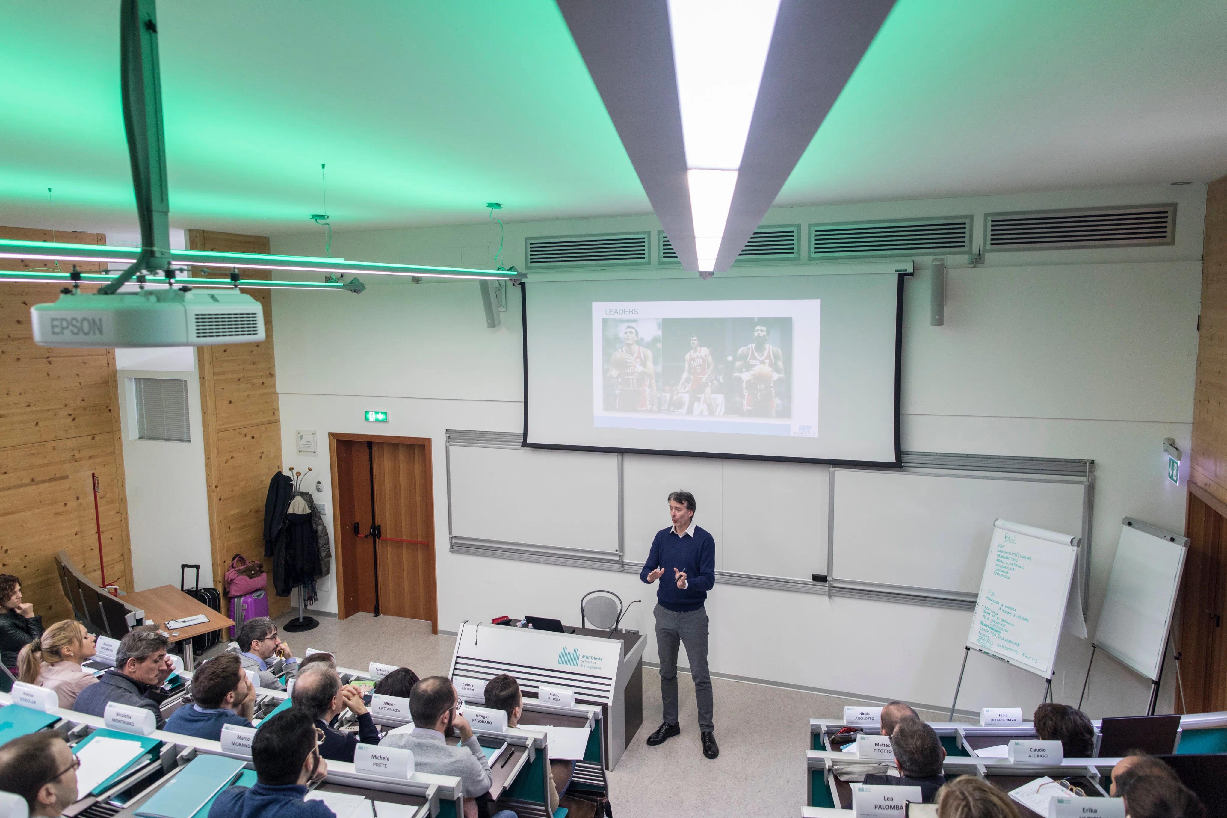 un'aula con un professore e degli alunni