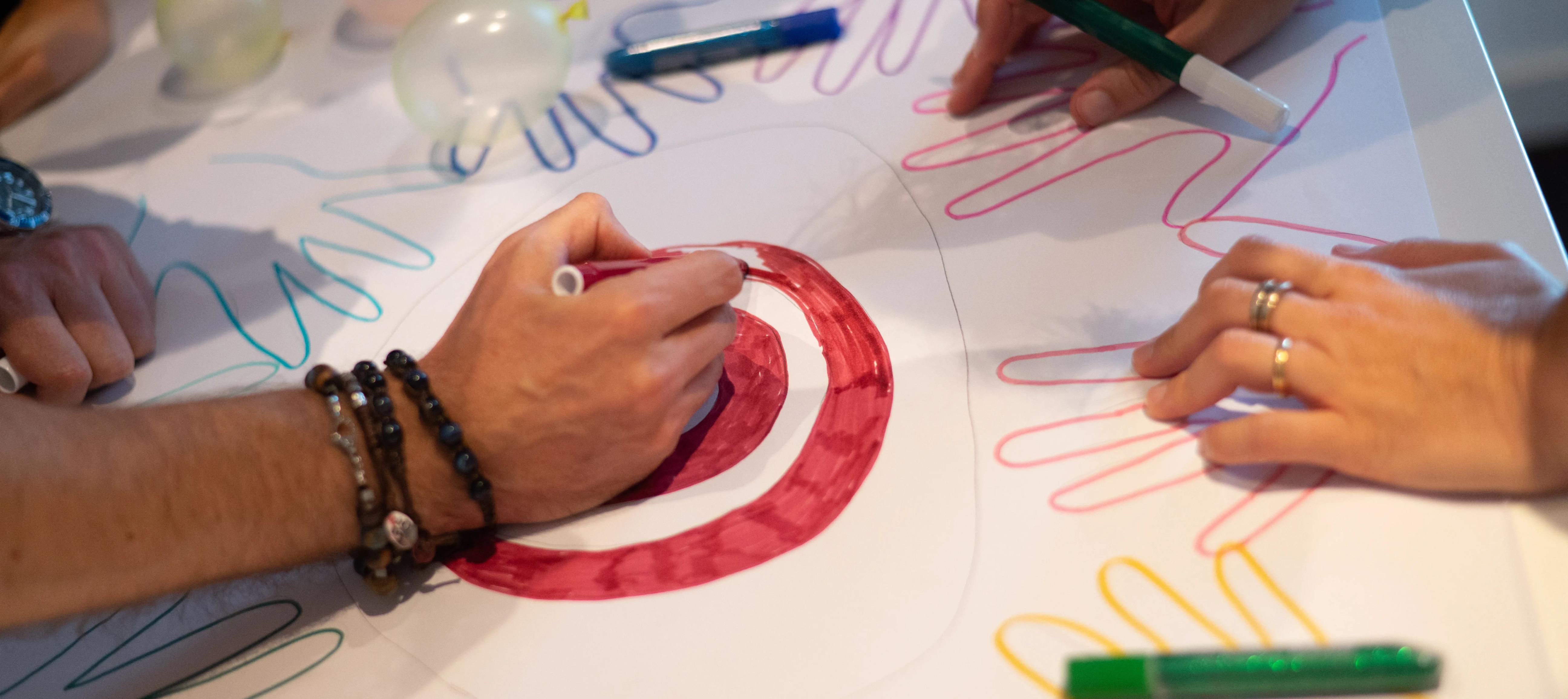 una persona che parla ad un gruppo di persone sedute