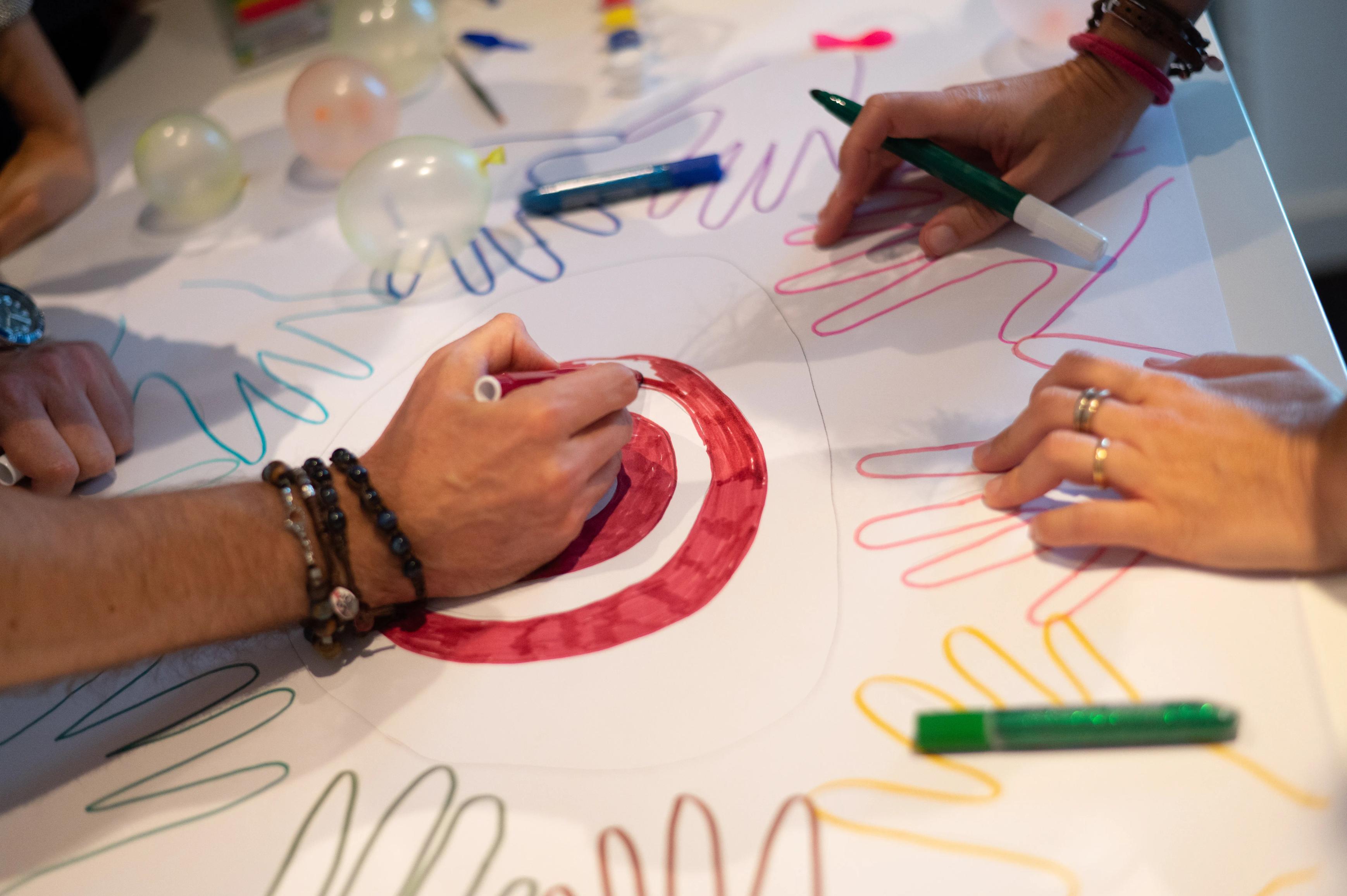 una persona che parla ad un gruppo di persone sedute