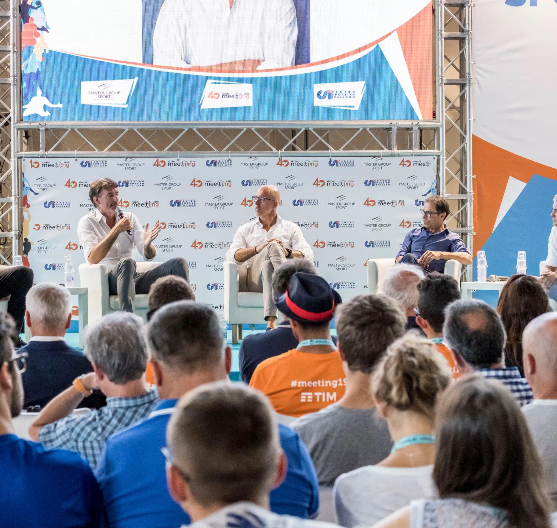 un gruppo di persone sedute