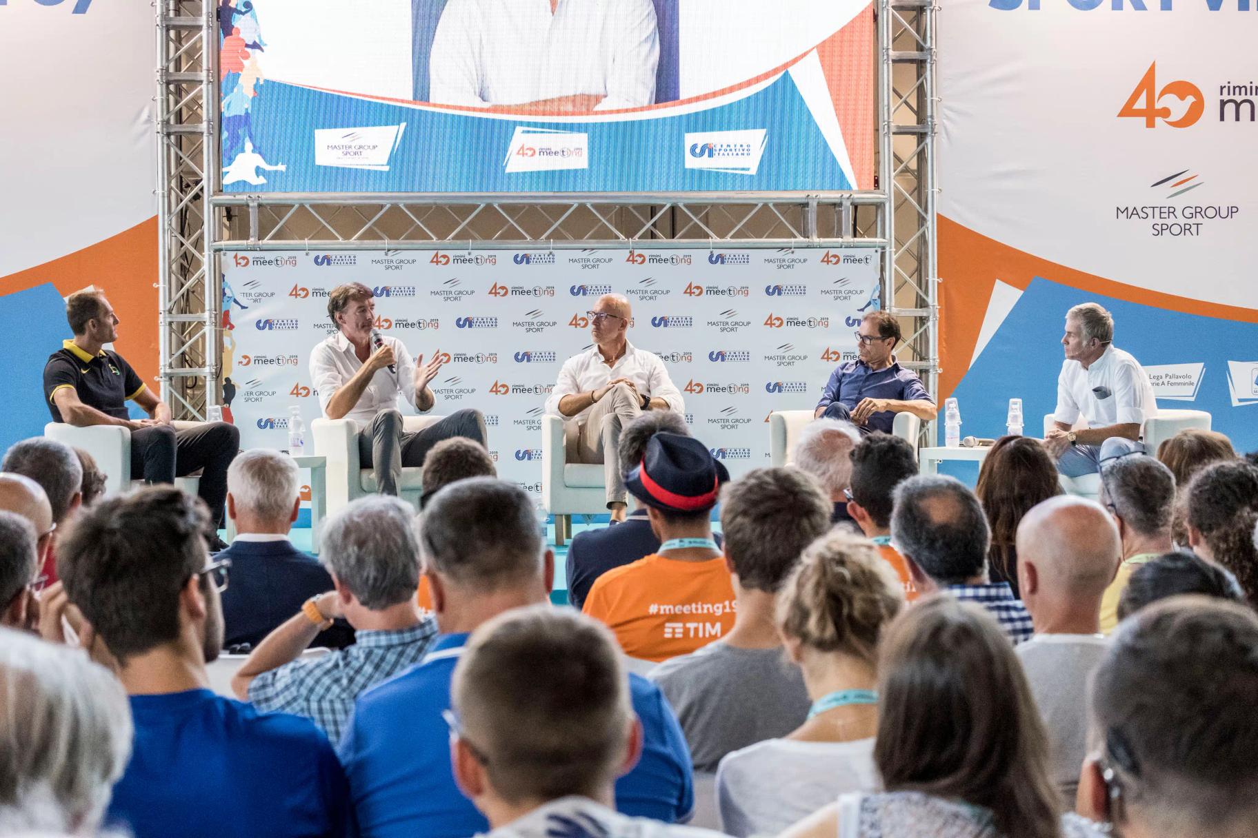 un gruppo di persone sedute