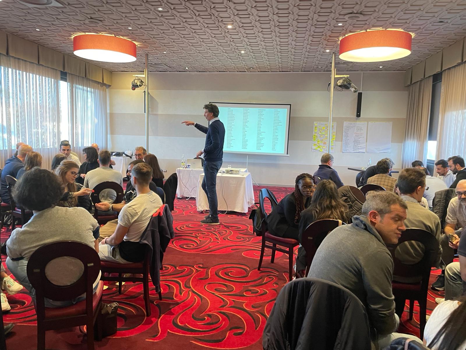 Uomo che parla davanti a delle persone sedute