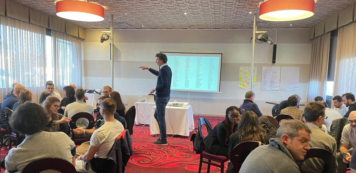 Uomo che parla davanti a delle persone sedute