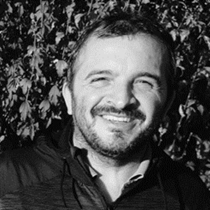 la foto di un uomo in bianco e nero