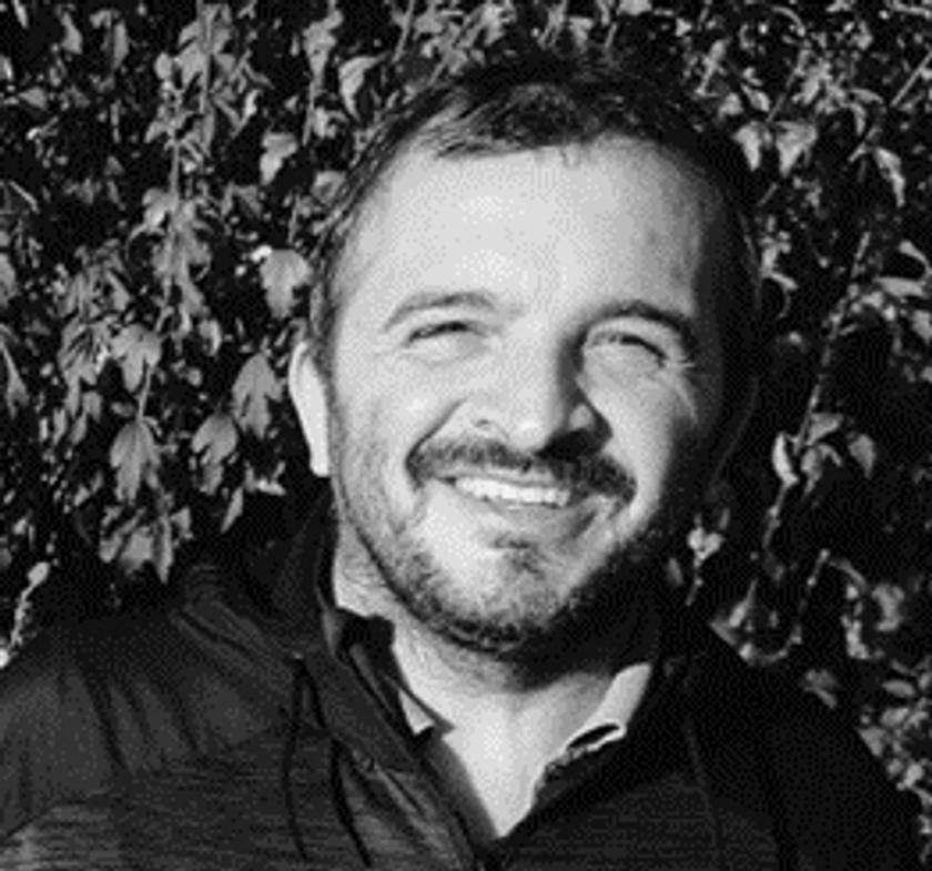 la foto di un uomo in bianco e nero