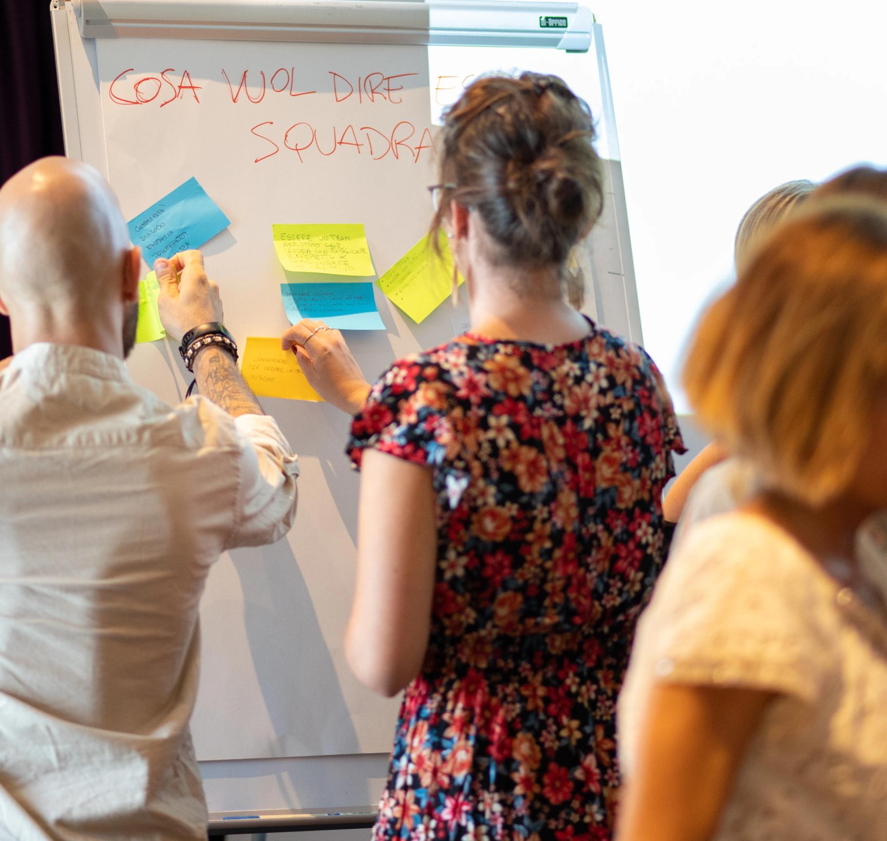 Uomo che parla di fronte ad un pubblico seduto