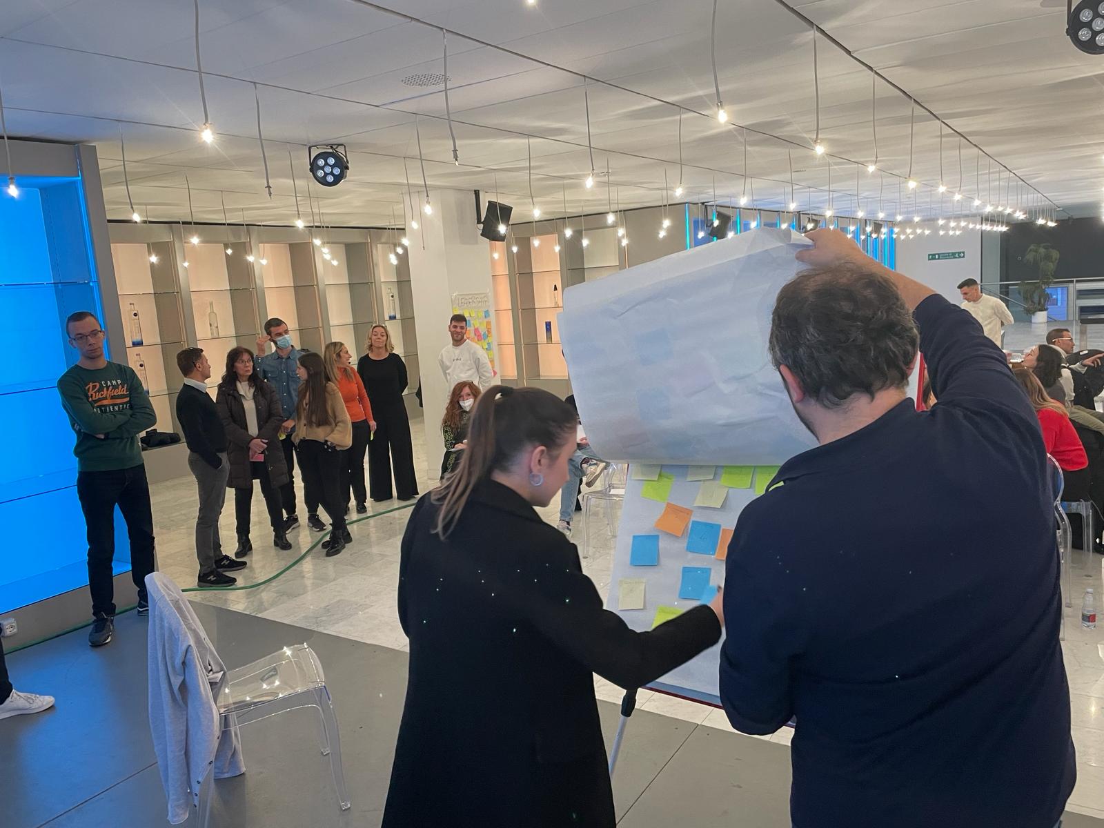 un gruppo di persone che scrivono su una lavagna