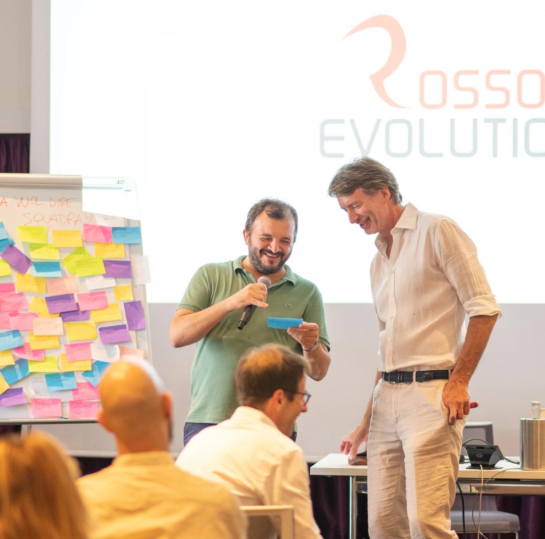 Due uomini che scherzano durante una presentazione