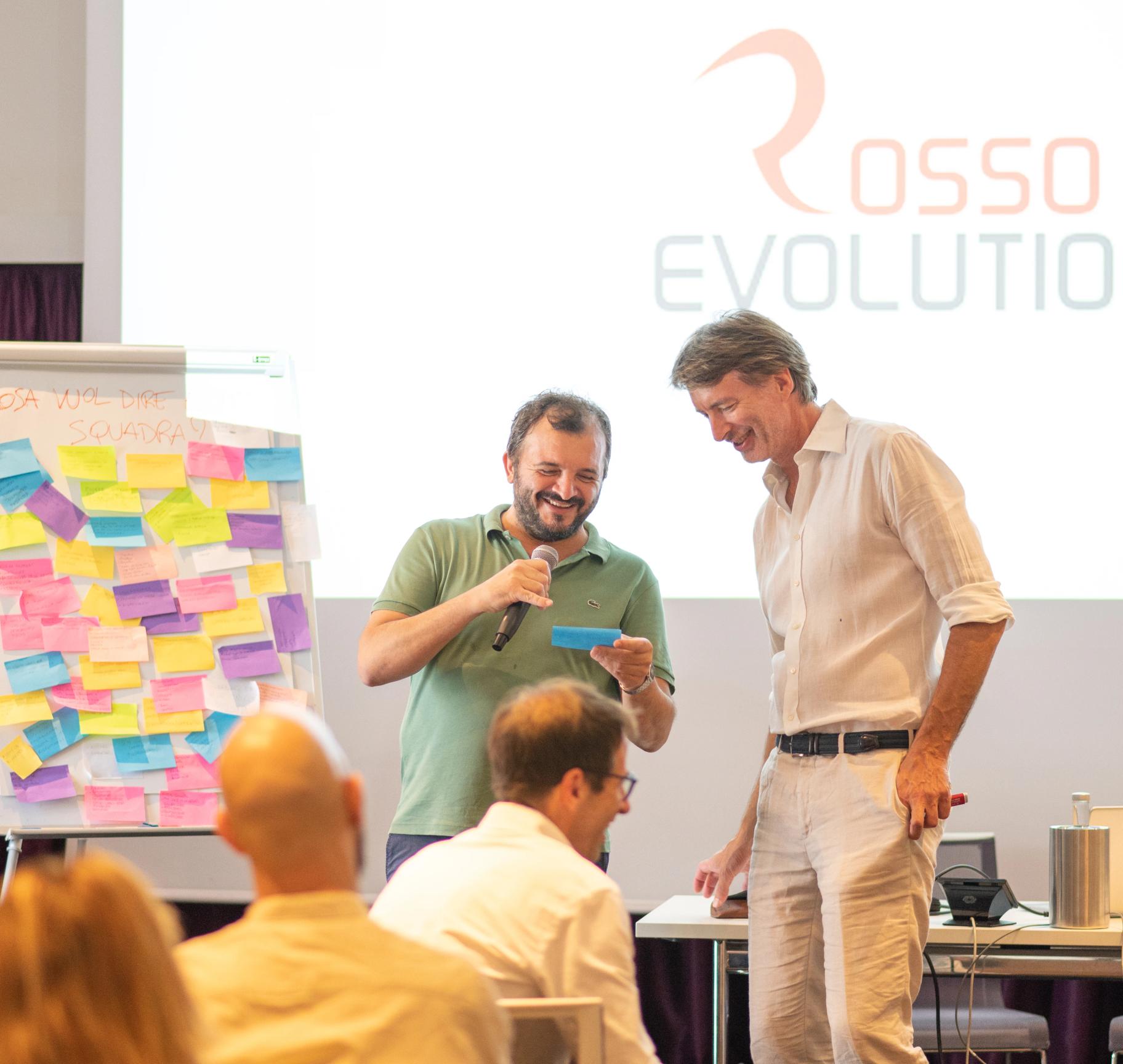 Due persone che scherzano durante una presentazione