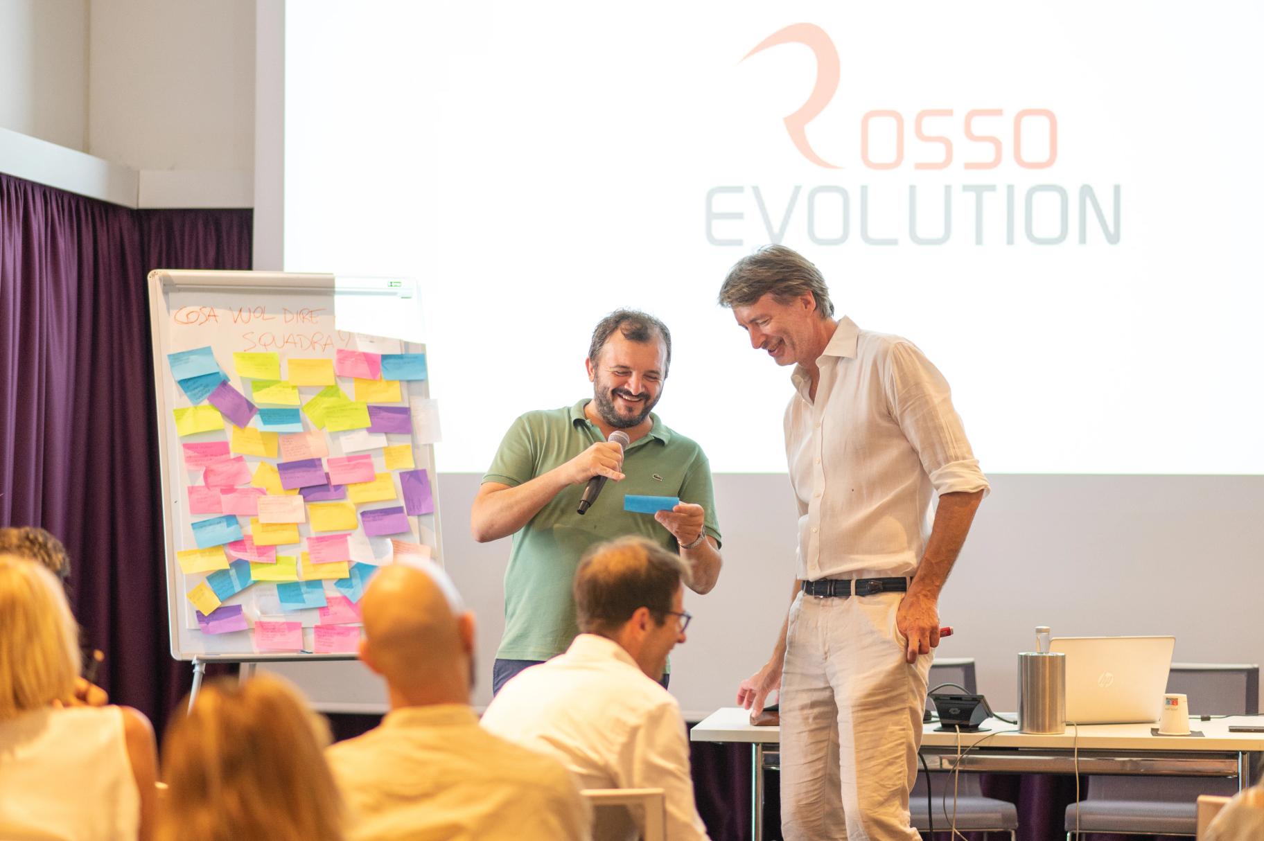 Due persone che scherzano durante una presentazione