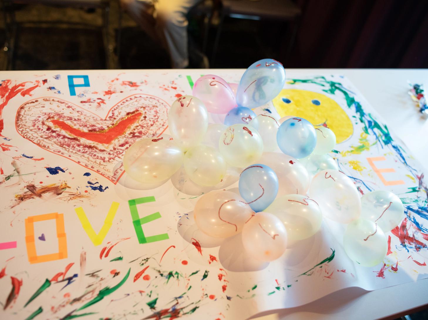 Uomo su un palco che parla di fronte ad un pubblico di persone sedute