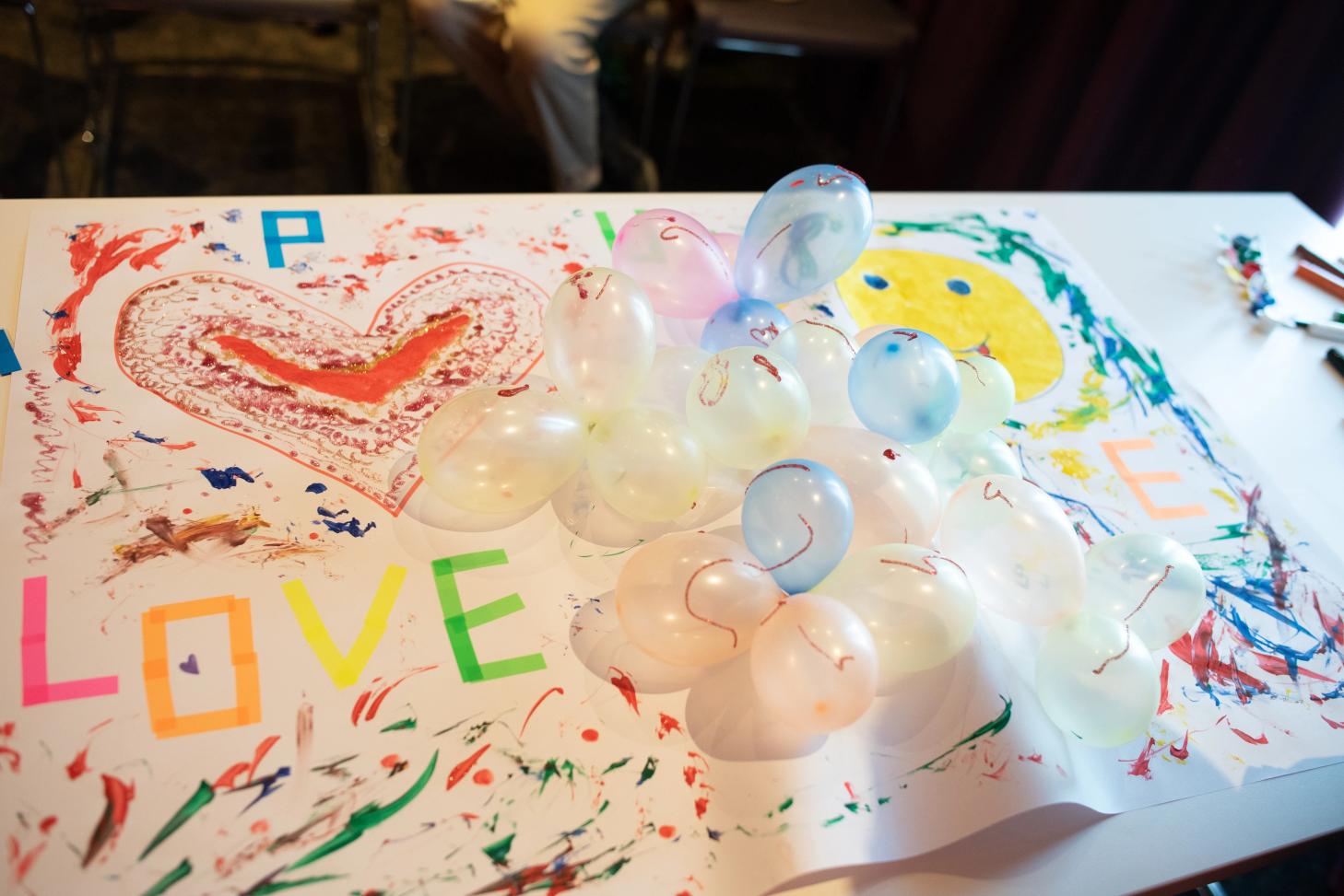 Uomo su un palco che parla di fronte ad un pubblico di persone sedute