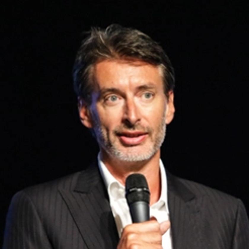 un uomo con un microfono in mano