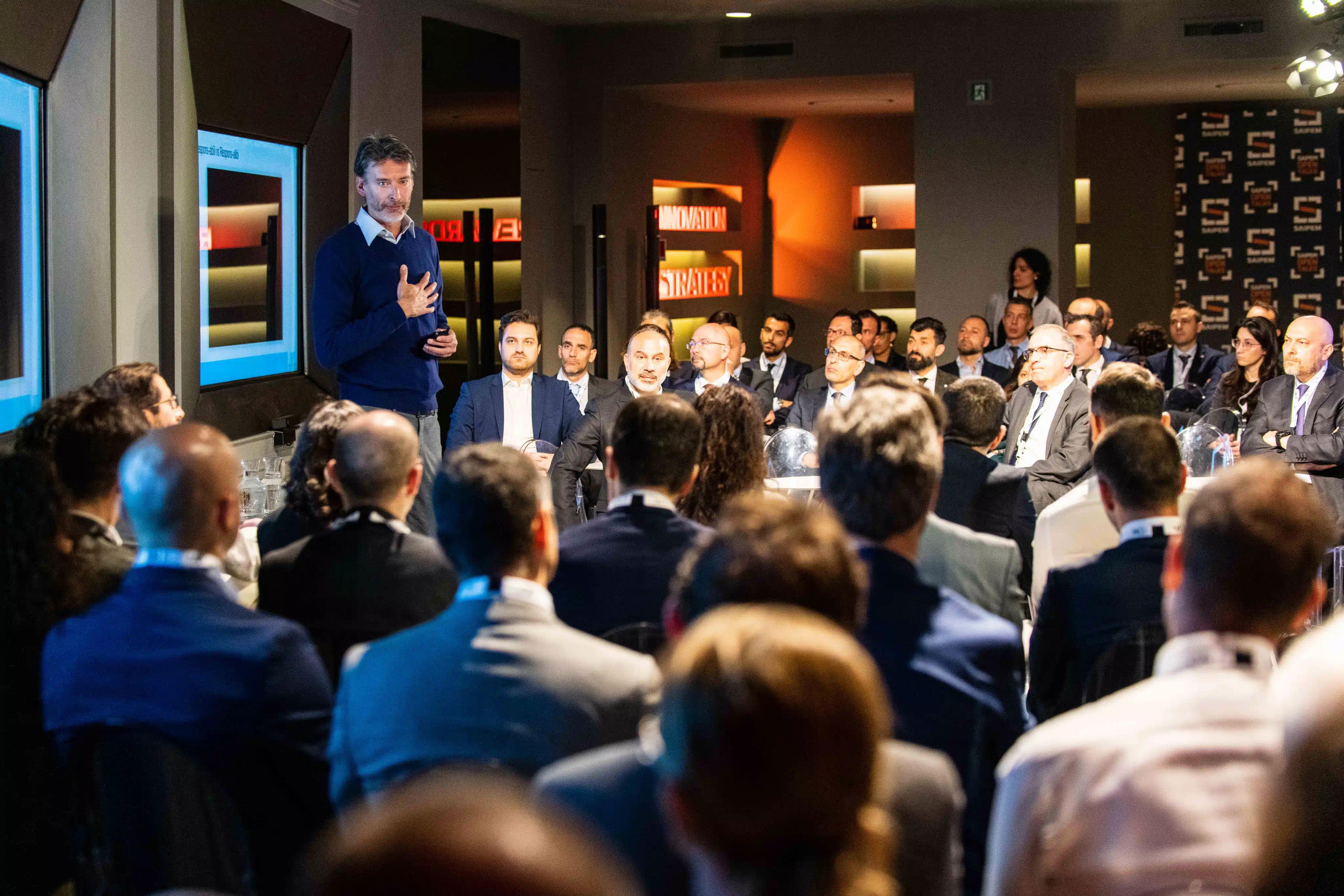 un gruppo di persone sedute