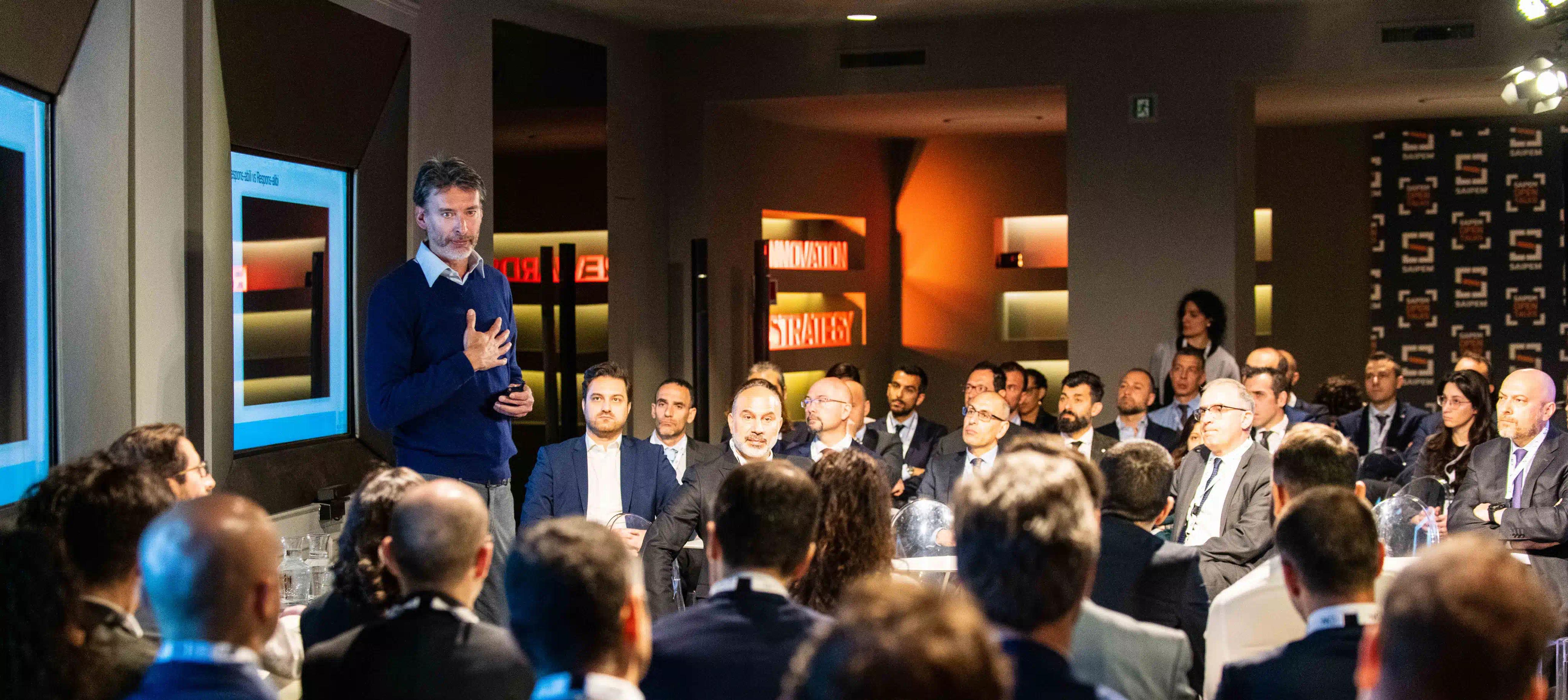 un gruppo di persone sedute