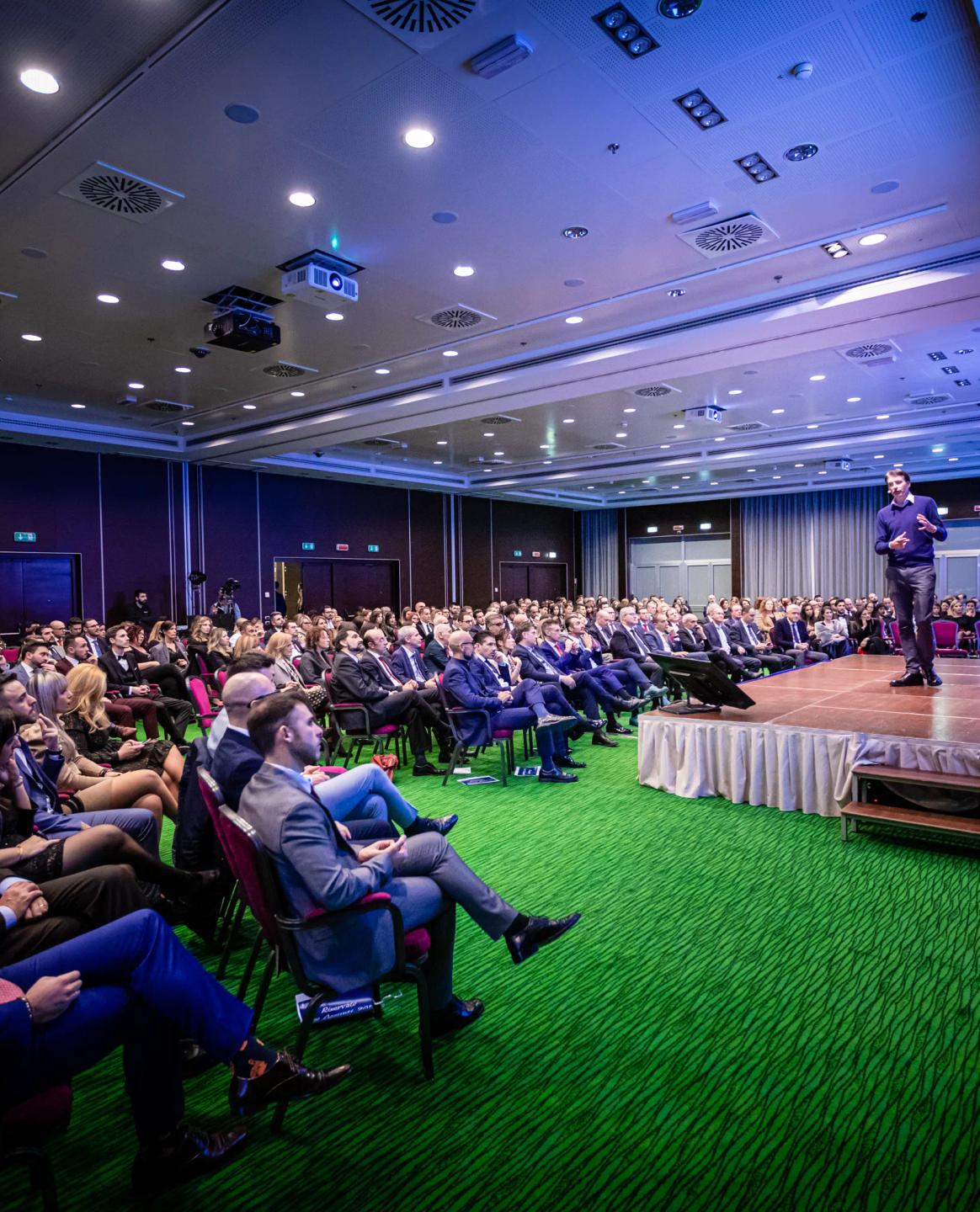 un gruppo di persone sedute davanti ad un palco