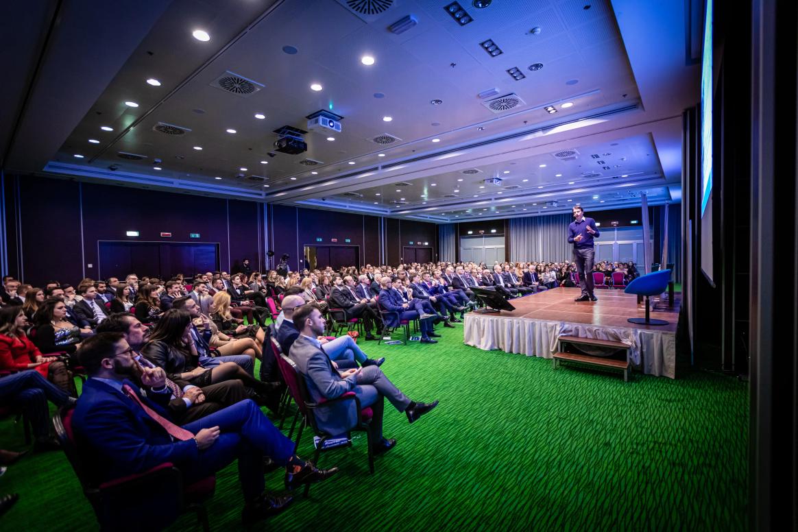 un gruppo di persone sedute davanti ad un palco