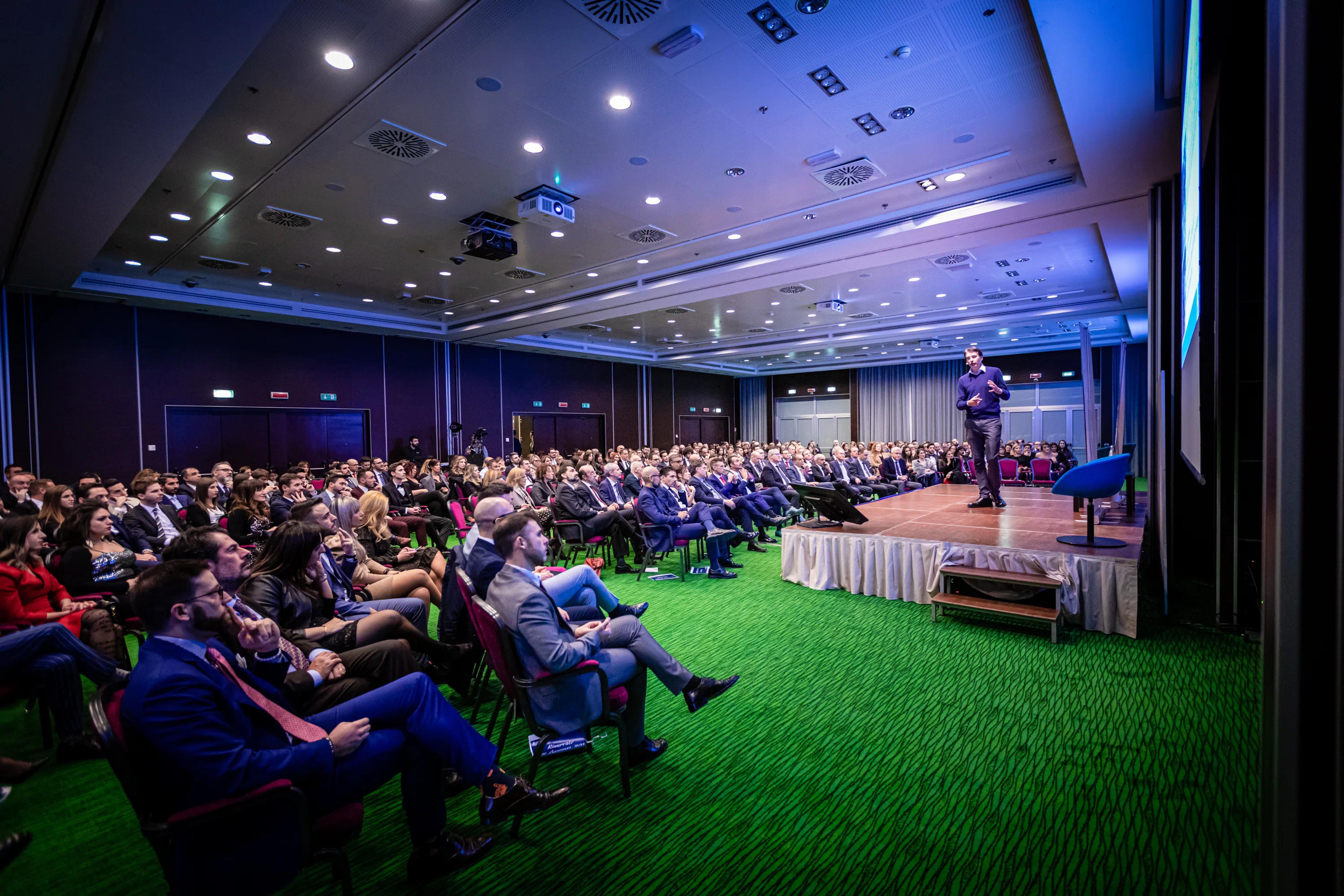 un gruppo di persone sedute davanti ad un palco