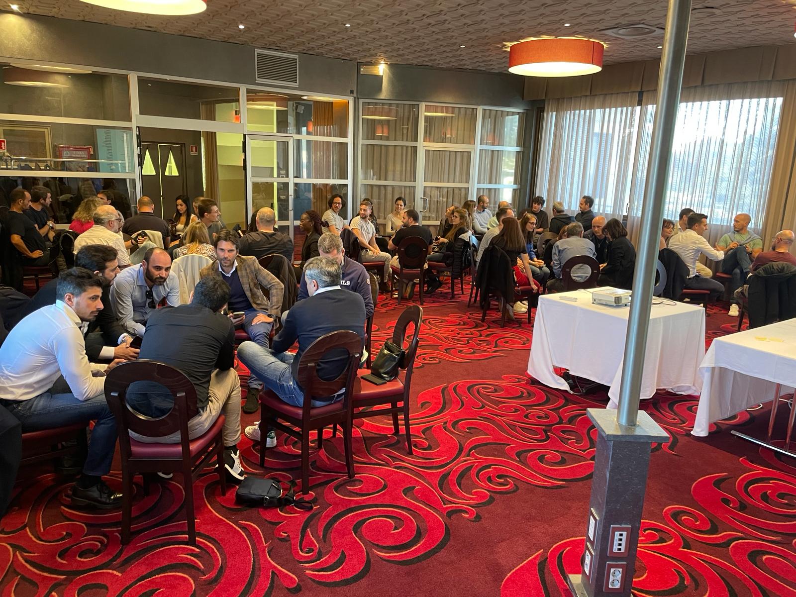 Un gruppo di persone che interagiscono durante una conferenza