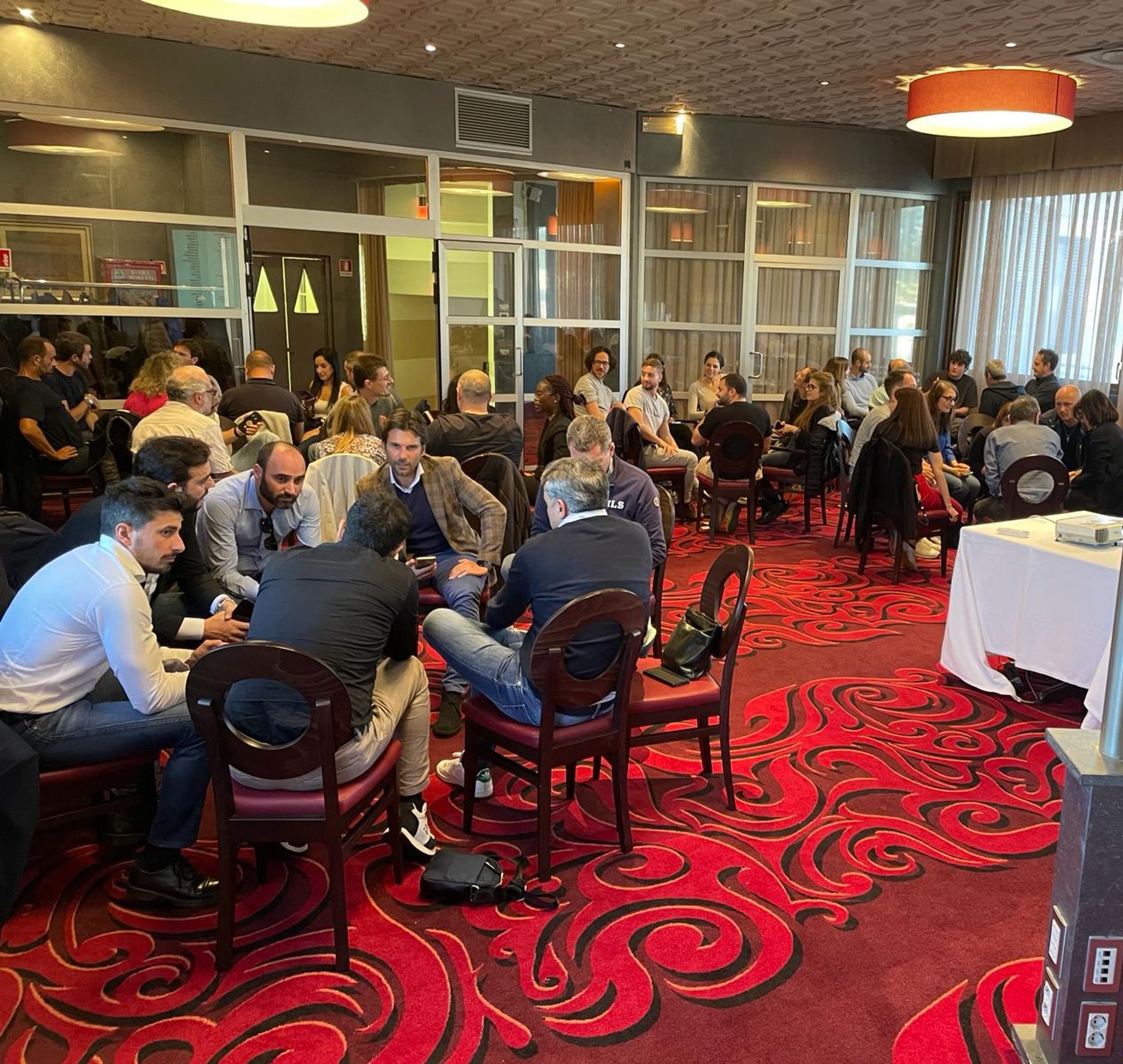 Un gruppo di persone che interagiscono durante una conferenza