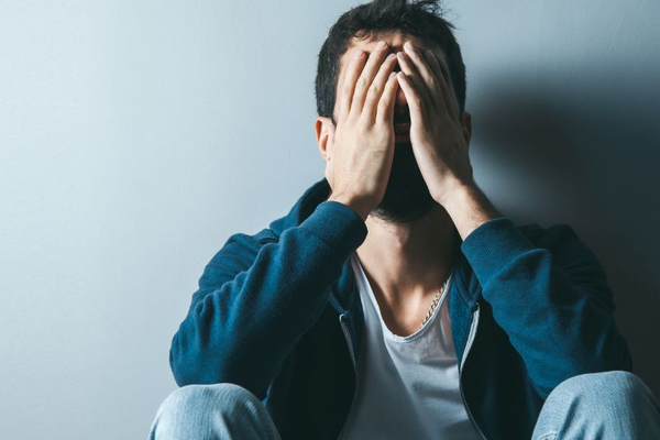Quiero llorar y no puedo: la represión emocional de los hombres que puede conducir al suicidio