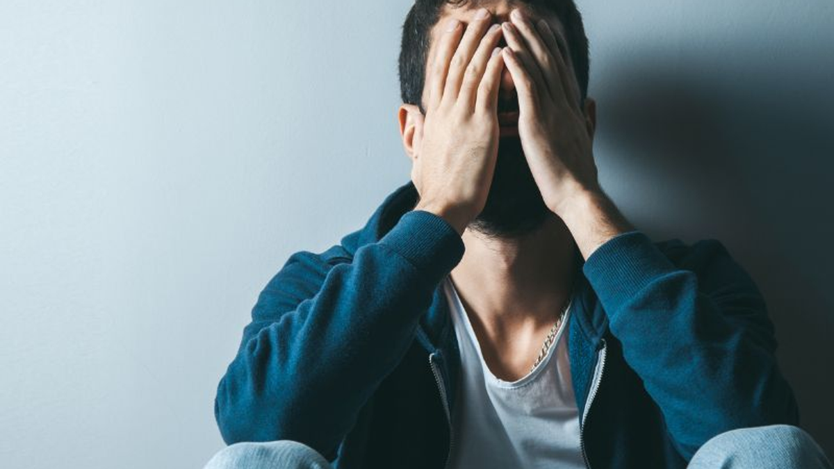 Quiero llorar y no puedo: la represión emocional de los hombres que puede conducir al suicidio