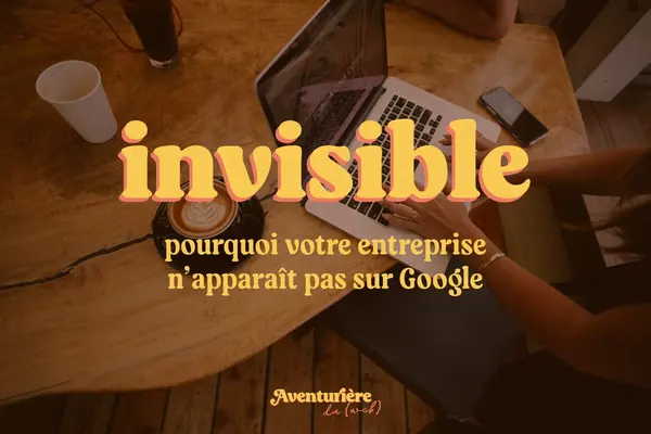 Recherche sur un ordinateur portable dans un café. Titre : invisible, pourquoi votre entreprise n'apparaît pas sur Google