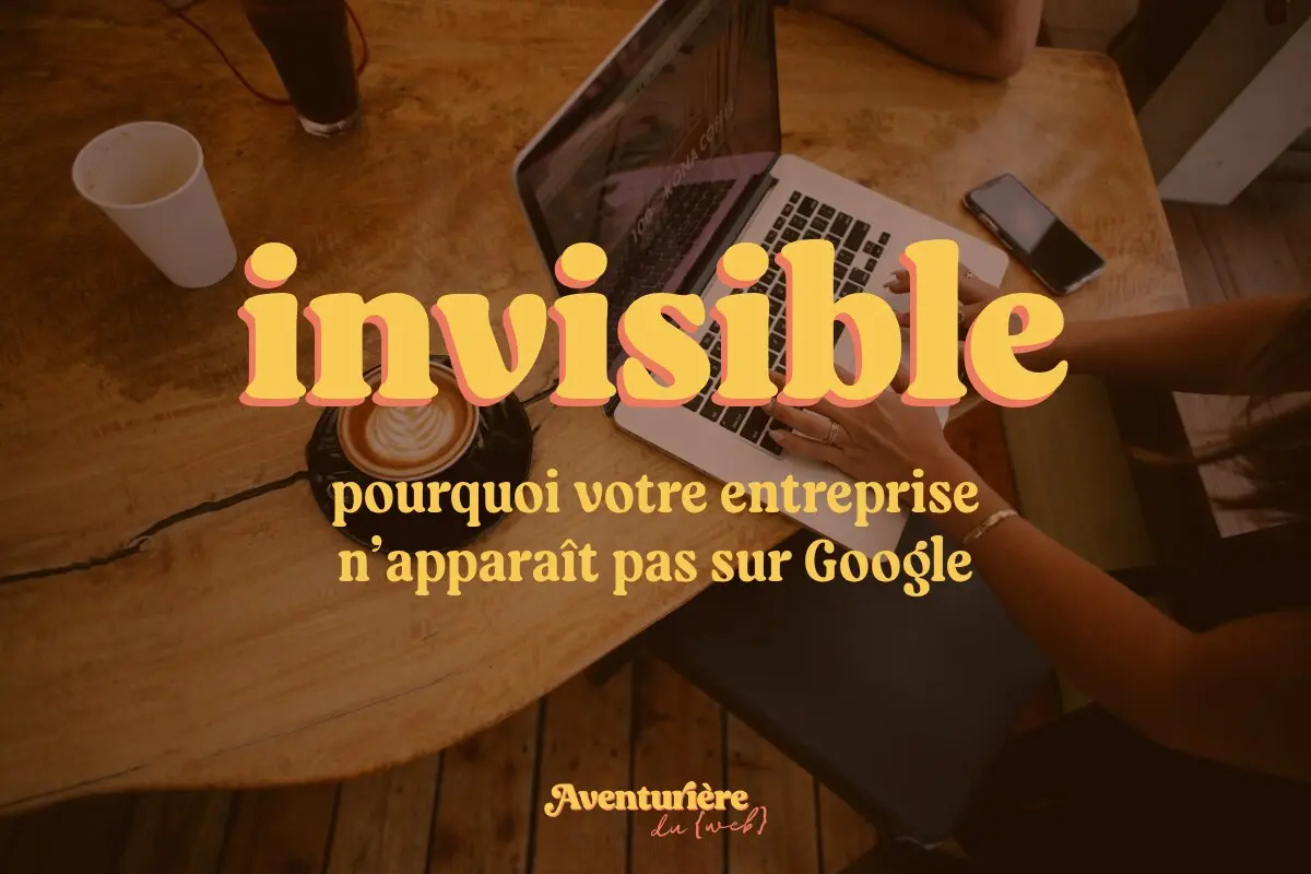 Recherche sur un ordinateur portable dans un café. Titre : invisible, pourquoi votre entreprise n'apparaît pas sur Google