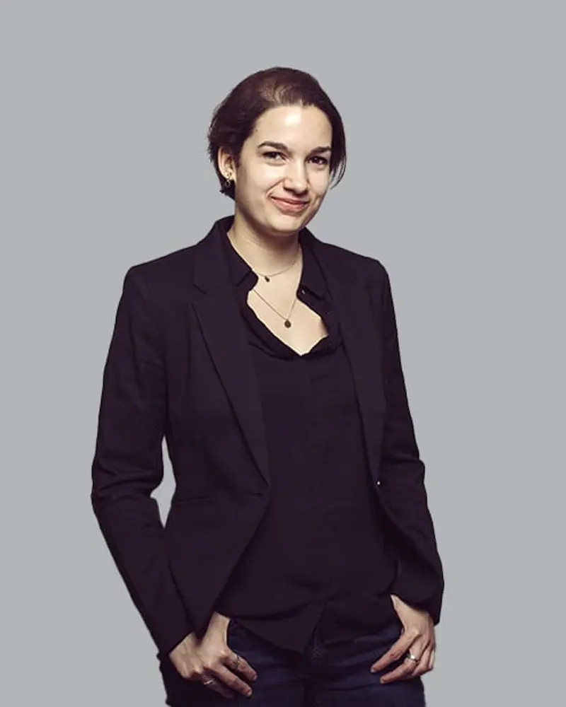 Elise Féty en blazer noir, portrait professionnel de ses débuts en tant qu'entrepreneure