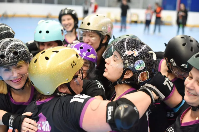 Câlin collectif de l'équipe de roller derby de Troyes après un match