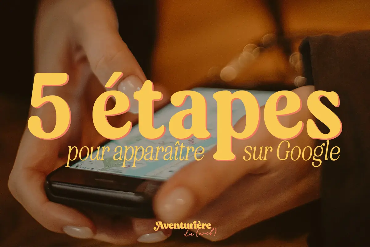 Personne consultant Google Maps sur son smartphone - 5 étapes pour apparaître sur Google quand on est une petite entreprise