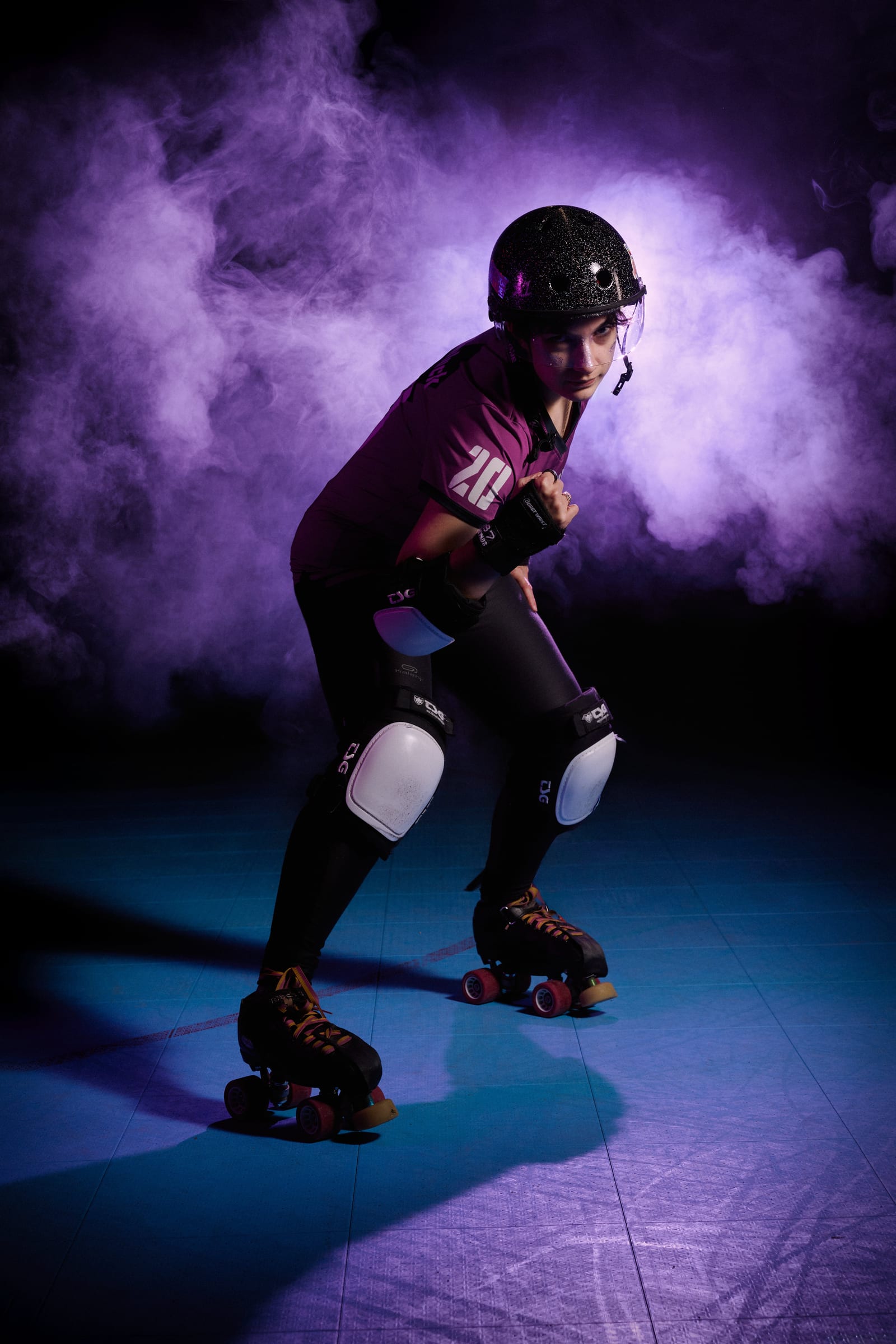  Élise Féty en position de roller derby à Troyes, casquée et équipée de protections
