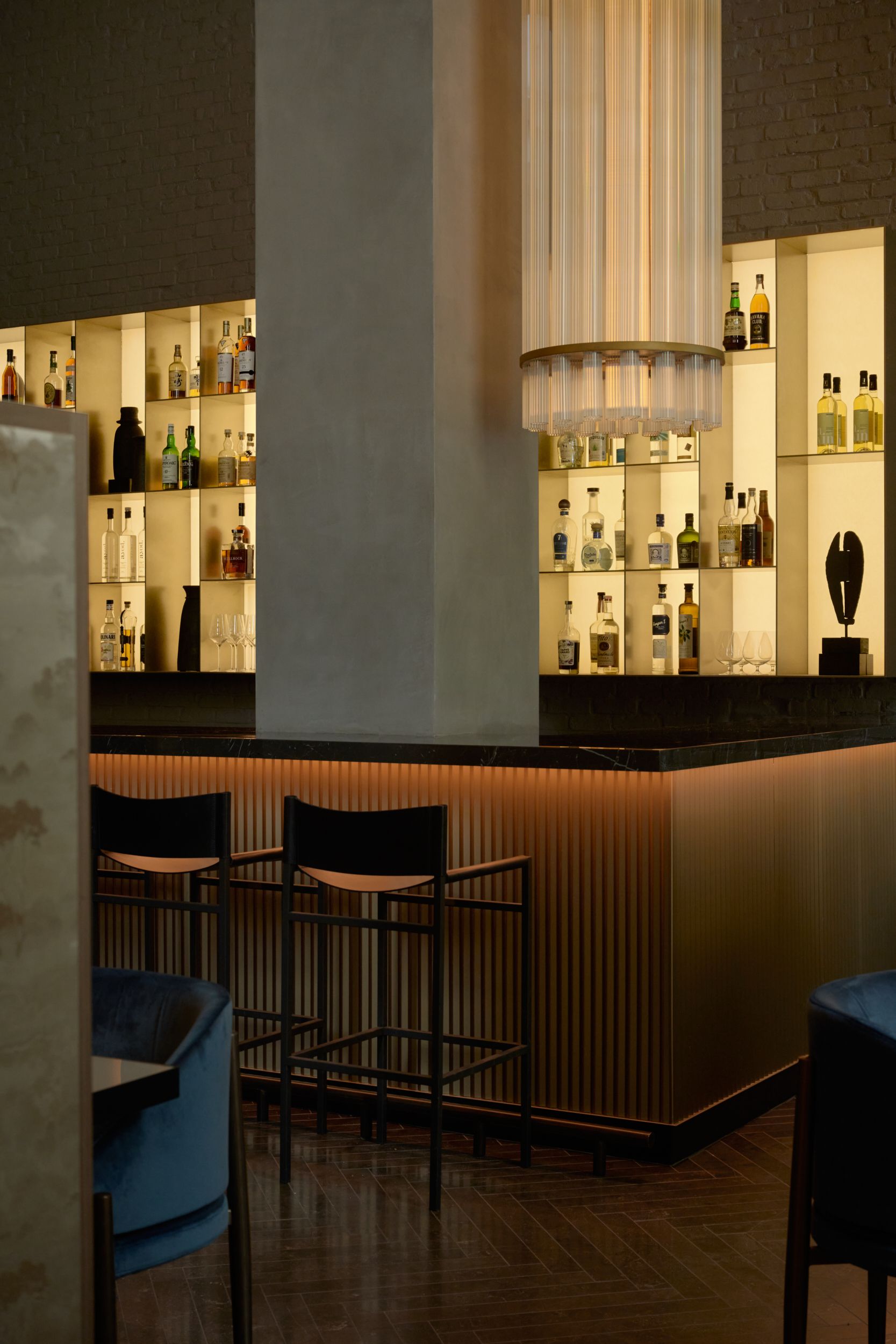 The bar of AKA Nomad, featuring the triple height chandelier. | AKA Hotel Nomad, New York | Architecture and Interiors by Lissoni Partners | Photography by Veeral Patel 