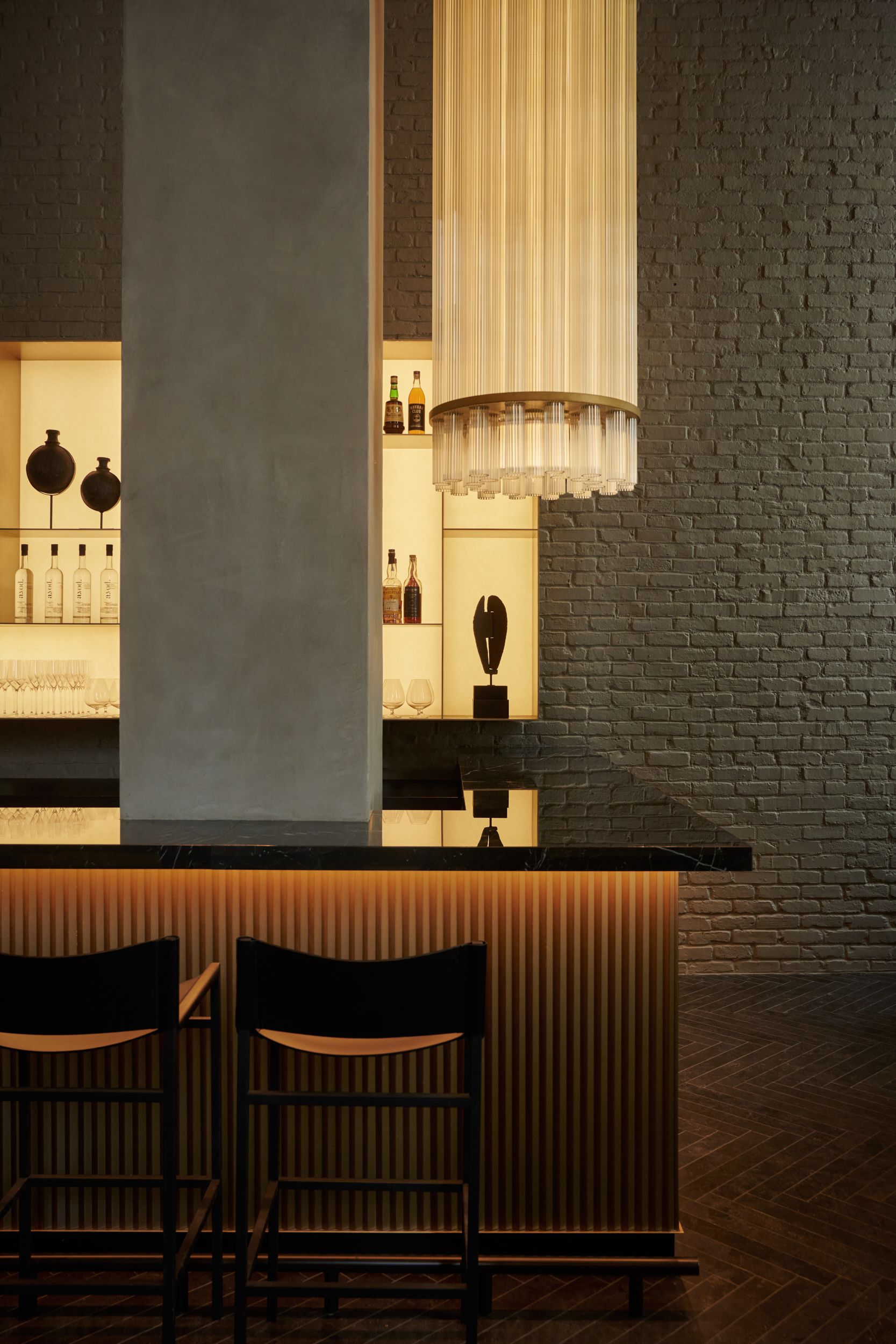 The bar of AKA Nomad, featuring the triple height chandelier. | AKA Hotel Nomad, New York | Architecture and Interiors by Lissoni Partners | Photography by Veeral Patel 