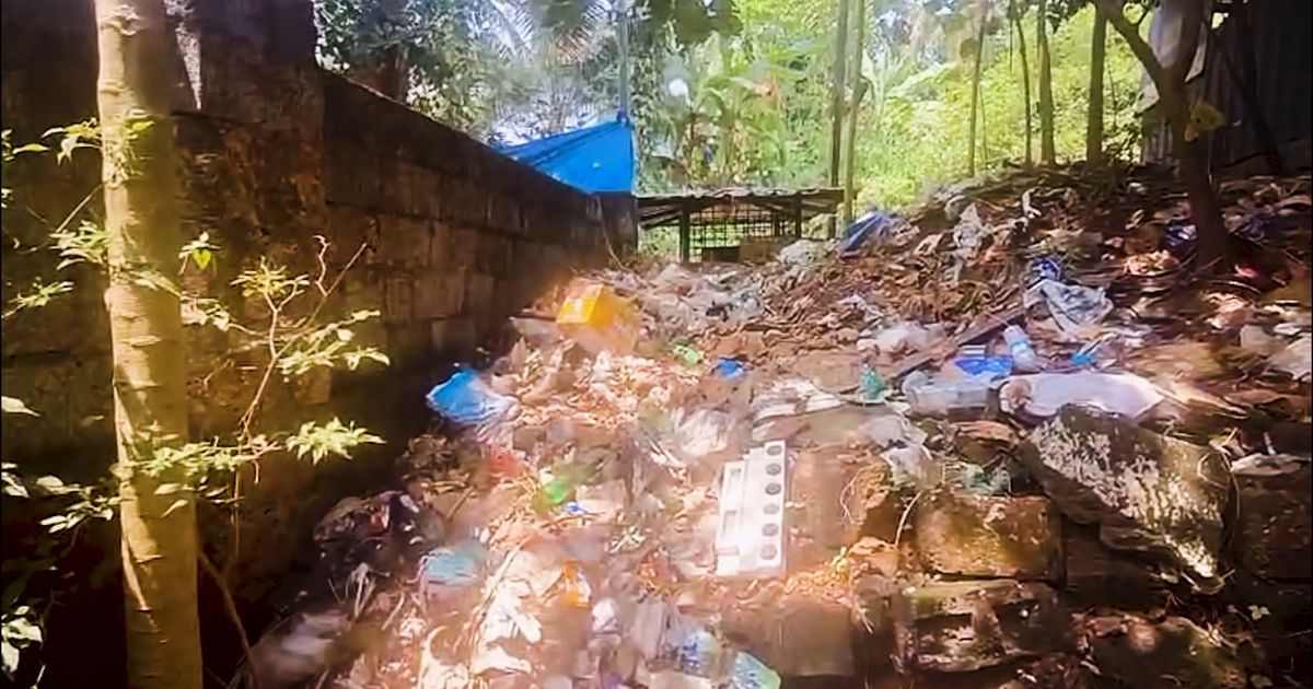 തദ്ദേശസ്വയം ഭരണ വകുപ്പിന്റെ ജില്ലാതല എന്ഫോഴ്സ്മെന്റ് സ്ക്വാഡ് മൊകേരി പഞ്ചായത്ത് പരിധിയില് നടത്തിയ പരിശോധനയില് മൂന്ന് കടകള്ക്കും ഒരു ക്വാര്ട്ടേഴ്സിനും പിഴ ചുമത്തി