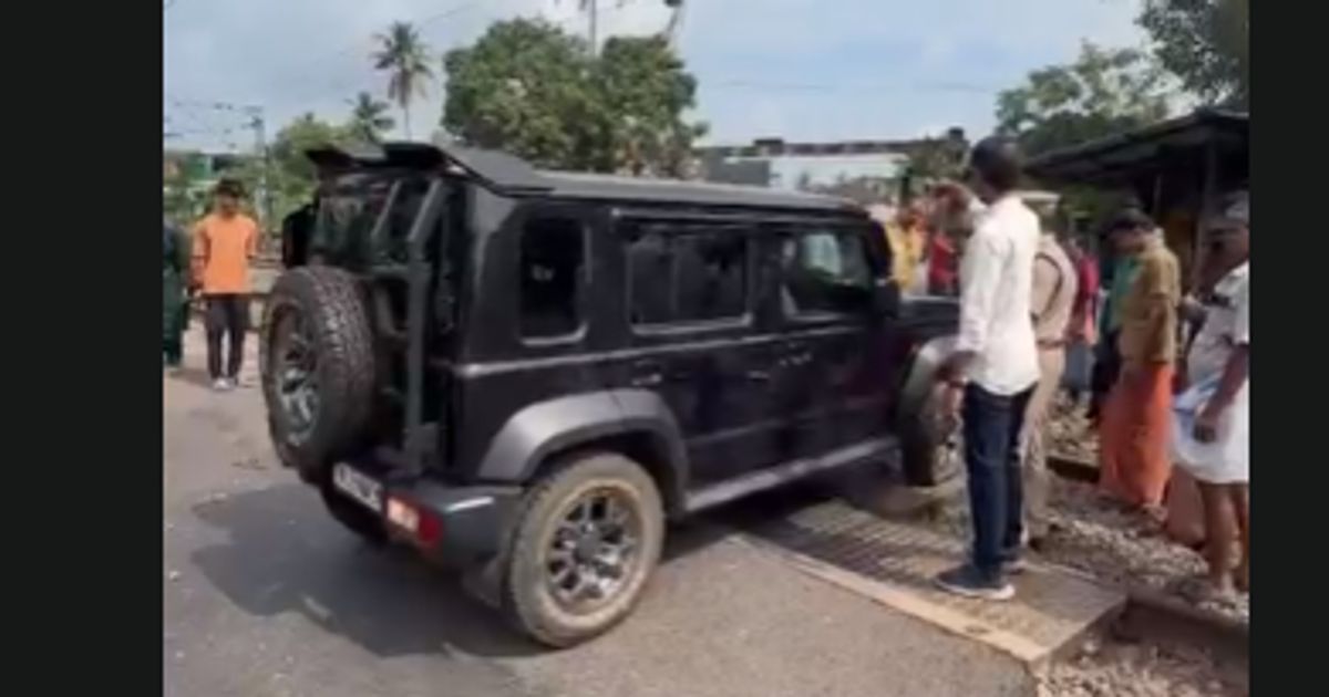 റെയിൽവേ ഗേറ്റിൽ വാഹനം കുടുങ്ങി; അരമണിക്കൂറോളം ട്രെയിൻ ഗതാഗതം തടസ്സപ്പെട്ടു
