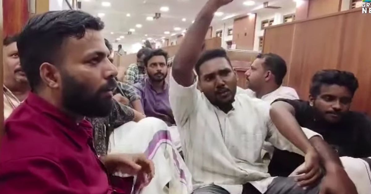 ഹെല്ത്ത് ഇന്സ്പെക്ടറുടെ മരണം: ഡി.വൈ.എഫ്.ഐ ജില്ലാ മെഡിക്കല് ഓഫീസ് ഉപരോധിച്ചു