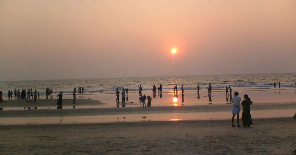 പയ്യാമ്പലത്ത് കർണാടക സ്വദേശികളായ രണ്ട് വിദ്യാർത്ഥികൾ തിരയിൽപ്പെട്ടു