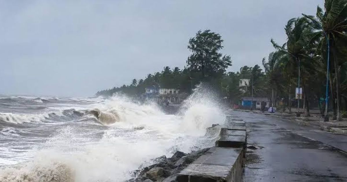 കടലാക്രമണ സാധ്യത; കേരളതീരത്ത് റെഡ് അലേര്ട്ട്, പ്രത്യേക ജാഗ്രതാ നിര്ദേശം