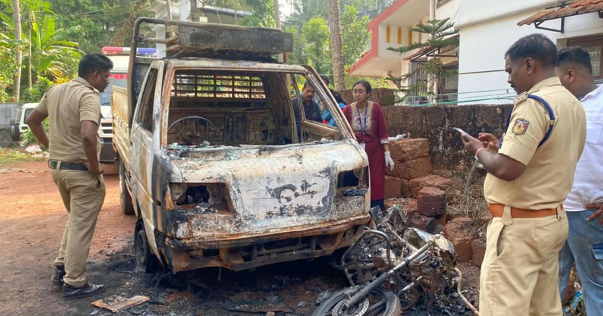 കൂത്തുപറമ്പിൽ ദുരൂഹ സാഹചര്യത്തിൽ പിക്കപ്പ് വാനും ബൈക്കും കത്തിനശിച്ചു; വാഹനം കത്തിച്ചതാണെന്ന് സംശയം