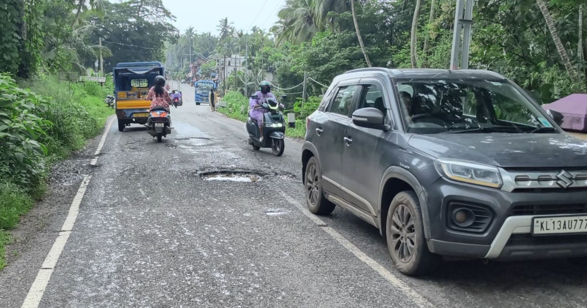പാലത്തിനോട് ചേർന്ന് റോഡിൽ കുഴി രൂപപ്പെട്ടത് അപകടക്കെണിയാകുന്നു