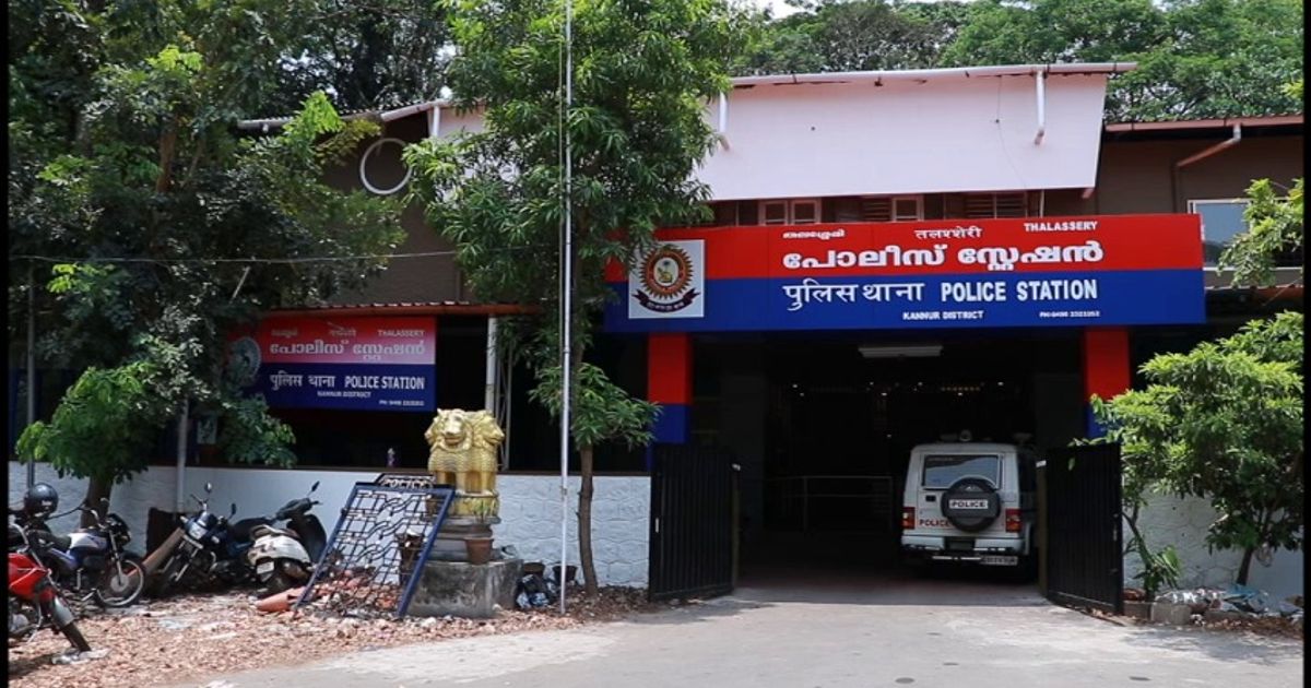 എരഞ്ഞോളി ചോനാടത്ത് യുവാവിനെ വീട്ടിലേക്ക് വിളിച്ചുവരുത്തി തലയ്ക്കടിച്ച് കൊലപ്പെടുത്താന് ശ്രമിച്ച സംഭവത്തില് രണ്ടുപേര് പിടിയില് .പ്രായപൂര്ത്തിയാകാത്ത രണ്ട് ആണ്കുട്ടികളെയാണ് തലശേരി പൊലിസ് കസ്റ്റഡിയിലെടുത്തത്.