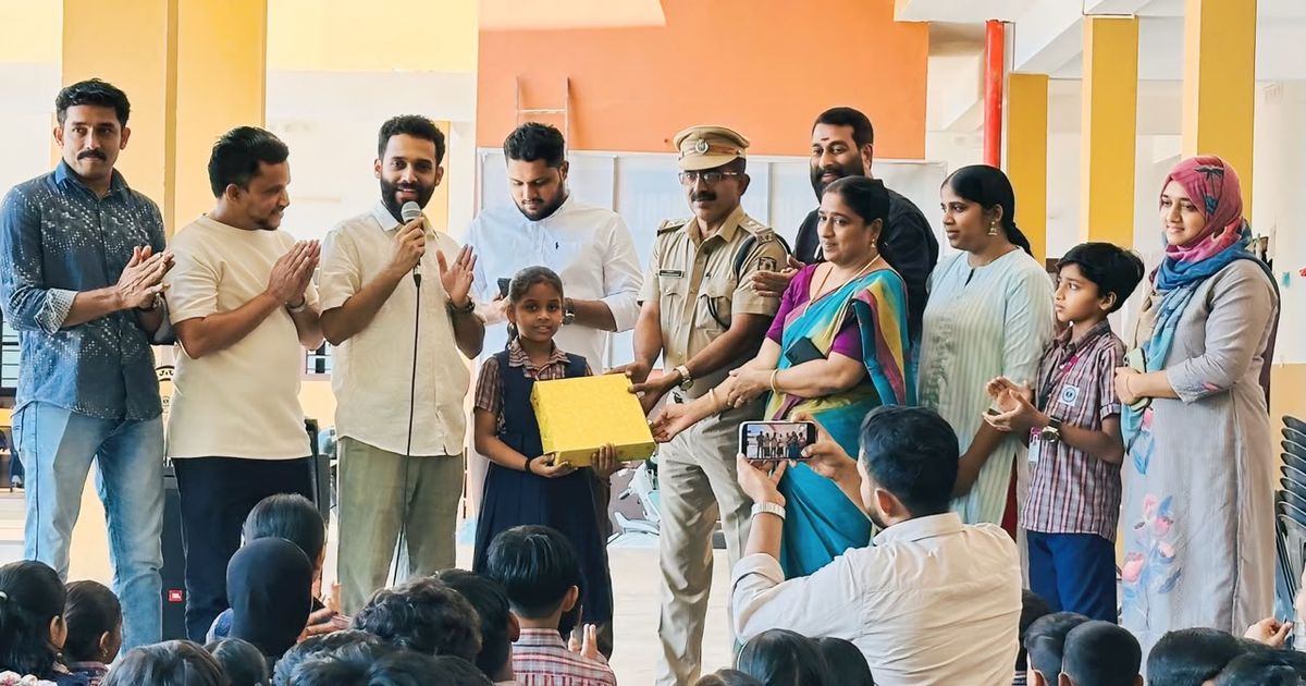 പണം പോലീസിൽ ഏൽപ്പിച്ച വിദ്യാർത്ഥിനിക്ക് ആദരം