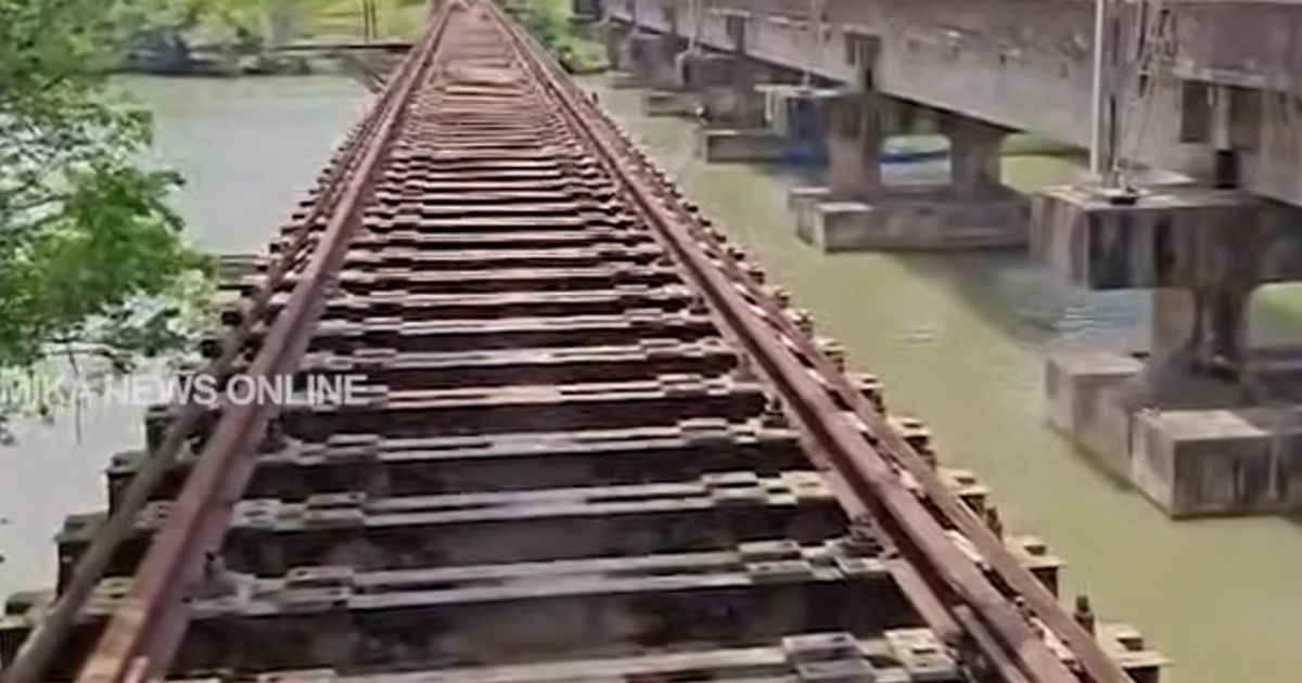 കൂടക്കടവ് പുഴയിലെ പഴയ റെയിൽവേപാലം പൊളിച്ചു മാറ്റിത്തുടങ്ങി
