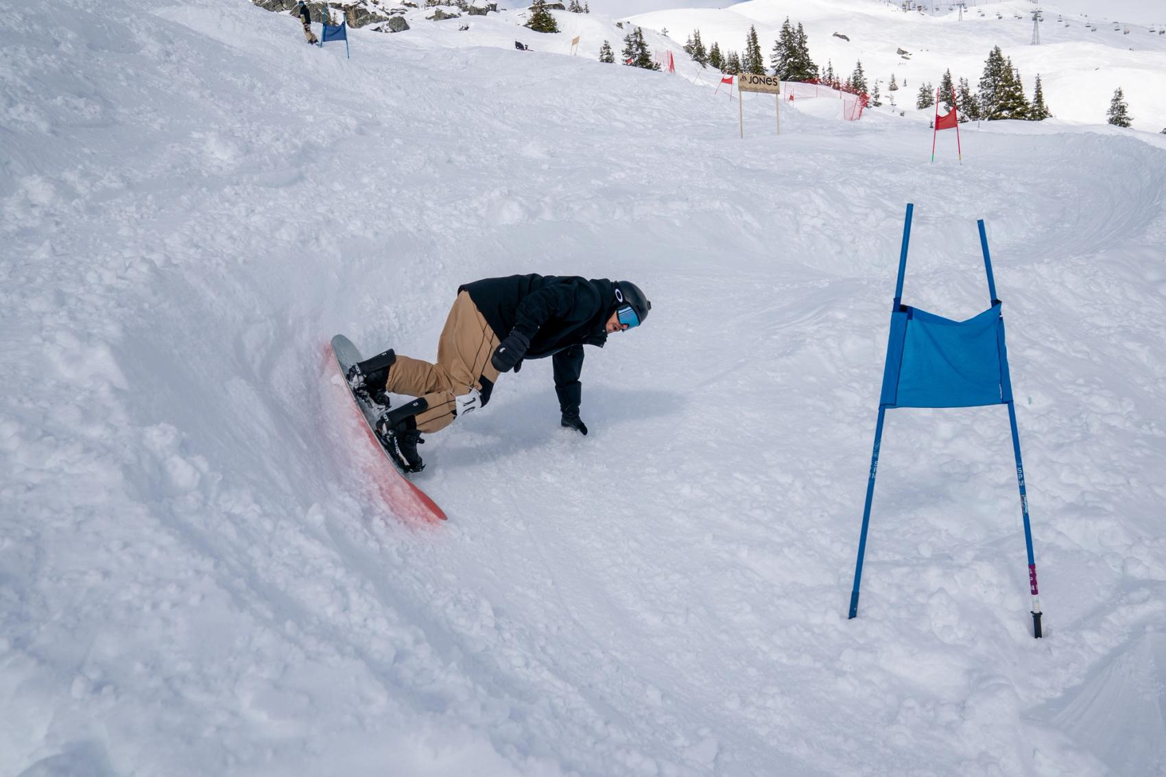 单板滑雪者在 LAAX 银行回旋赛中滑行