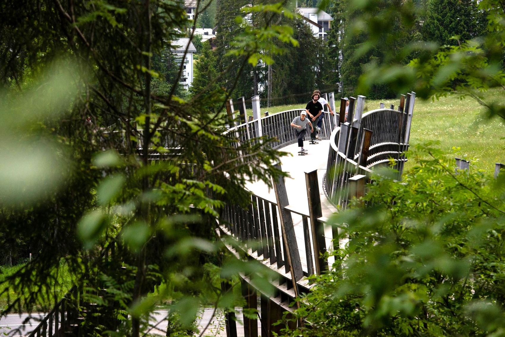 Skater auf einer Holzbrücke